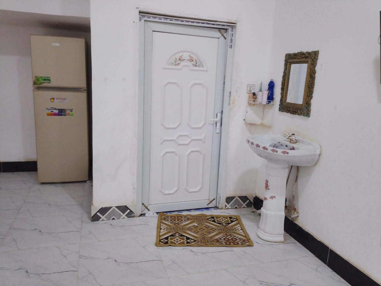 يا الله 
بيت مصفر مساحته 200م معاملة بأسم صاحب البيت  واصل للتقييم  على  قرار 20السفحه الأولى قرب شارع 30 طابق واحد متكون من غرفه وهول واستقبال ومطبخ وصحيات داخليه وخارجيه بناء طابوق والسقف صب والارضيه بورسلين حديث فول خدمات ماء وكهرباء ومجاري وتبليط ونت عرض الشارع 10
 السعر55 مليون وبيه مجال .
للاستفسار الاتصال 
***********
