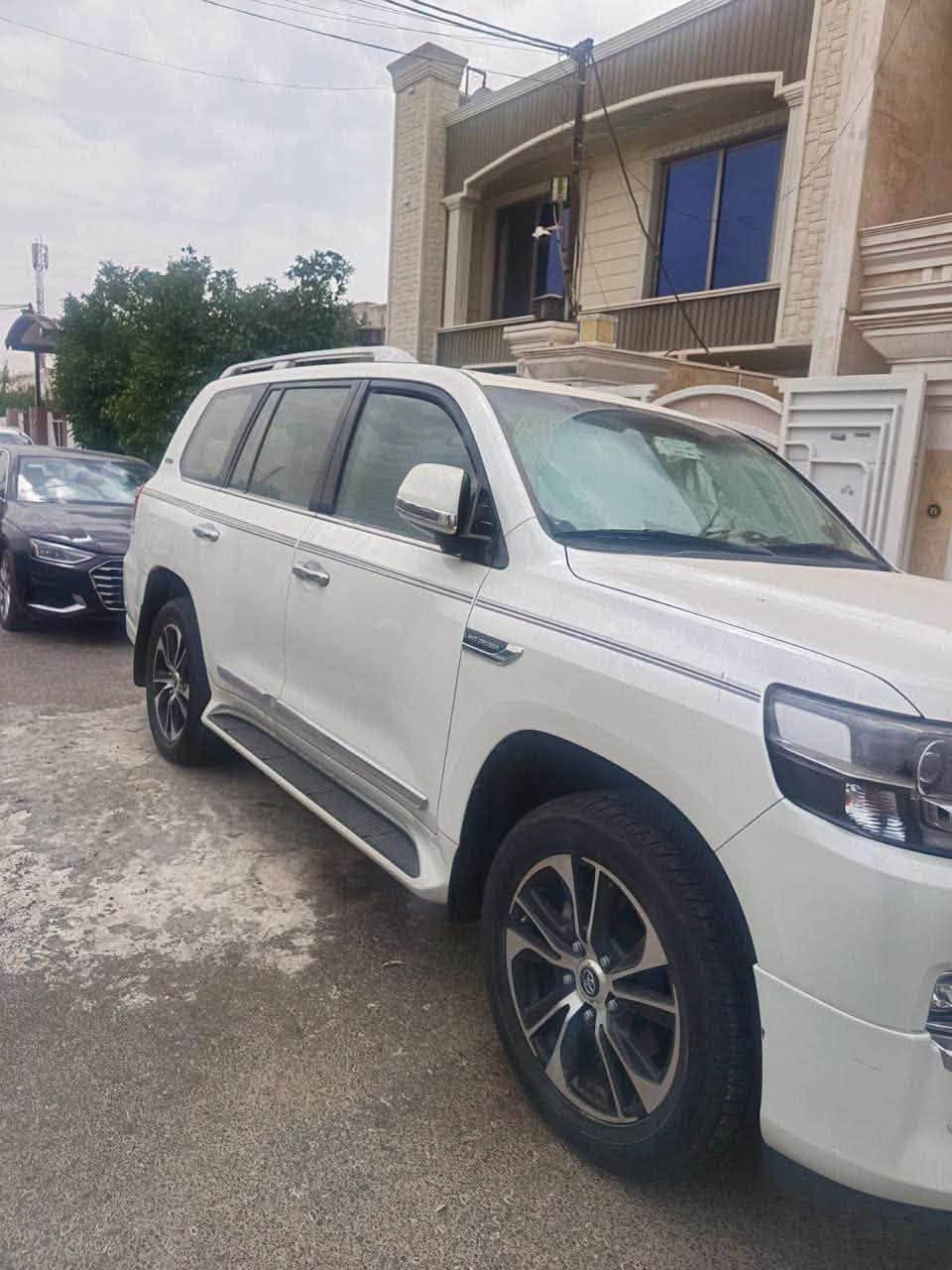 👑 هيبة الوكالة بيع ميتعوض! 👑
ليش تدفع على صيانة المستعمل، إذا تقدر تملك سيارة بحالة الشركة تماماً وتوفر فلوسك؟ لكل شخص يدور "المكفول والنظيف" بالسوق الحالي، هذه مو مجرد سيارة.. هذه راحة بال واستثمار صح.
🚘 تويوتا لاندكروز GXR 2021
 الممشى: 54,000 كم بس (حقيقي وقليل جداً)
 البودي: صبغ وكالة 100% (بدون حوادث، بدون تعديل، نظافة تامة)
 الرقم: دهوك | المكان: أربيل
💡 ليش هذه السيارة بالذات؟
قوة وهيبة على الطريق، جاهزة للخطوط مباشرة ولا تحتاج فلس واحد صيانة. فخامة عائلية وقسوة بالتحمل تسوى كل دينار تدفعه.
🤝 شرط الفحص: أفحص وين ما يعجبك (كمبيوتر، سونار، أو بالشركة).. الشفافية وراحة بالك أهم من البيعة.
📲 للتواصل والمعاينة (للشراي الجاد التواصل): ***********

نص مكتوب في الصور:
- K SELL