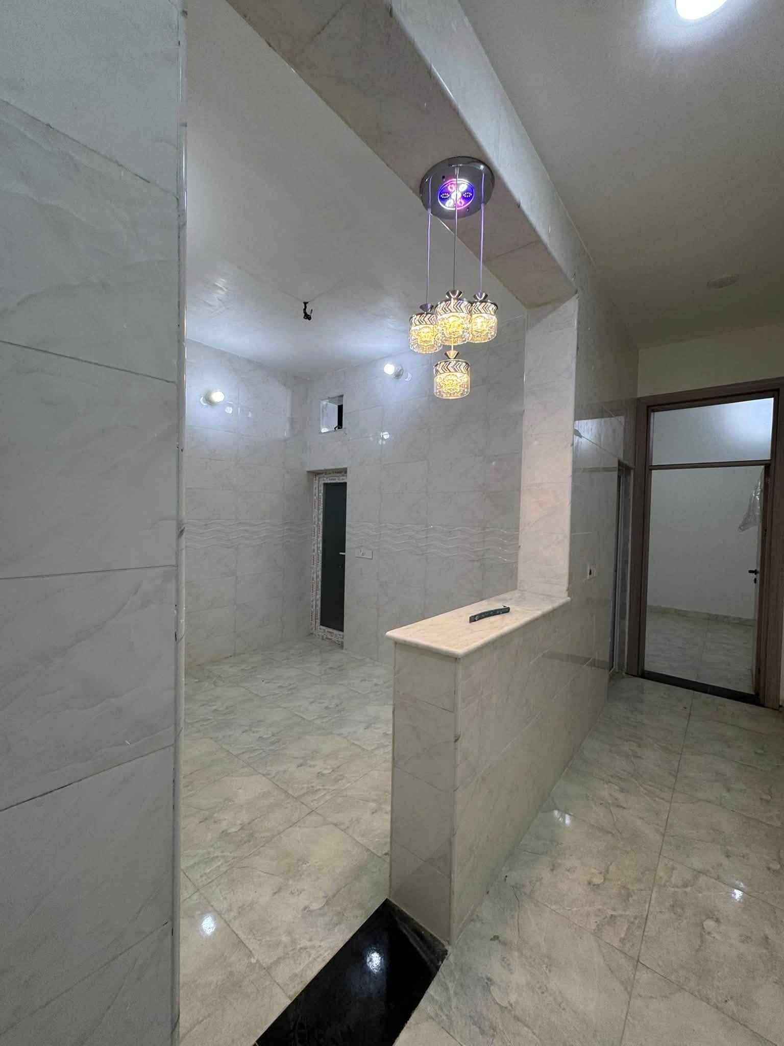 ✨ فرصة عقارية مميزة لا تُفوّت في قلب الديوانية! ✨
​هل تبحث عن منزل الأحلام بتصميم عصري وأنيق؟ بيتك الجديد بانتظارك بموقع استراتيجي هادئ وقريب من أهم الخدمات!
​📍 الموقع: الديوانية - حي الفرات شارع الصب.
​🏡 مواصفات العقار:
​📐 المساحة:100 متر ممتازة واستغلال ذكي لكل متر.
​🛏️ غرف النوم: 3 غرف نوم واسعة توفر لك ولعائلتك أقصى درجات الراحة والخصوصية.
​🛋️ الصالات: صالتين واسعتين بتصميم مودرن حديث يناسب ذوقك الرفيع.
​🚪 الاستقبال: صالة استقبال فخمة ومصممة خصيصاً للمواجب والضيوف.
​🍽️ المطبخ: مطبخ متكامل ومريح يلبي كل احتياجاتك اليومية.
​🚿 الخدمات: 3 حمامات/صحيات متكاملة وموزعة بشكل عالي الكفاءة.
​✨ لماذا هذا المنزل بالذات؟
واجهة عصرية وحديثة بألوان هادئة ومميزة، تشطيبات مريحة للعين، وموقع حيوي قريب جداً من كلية الطب والمرافق الأساسية!  
​📞 للإستفسار أو للحجز والمعاينة:***********
تواصل معنا الآن ولا تفوت الفرصة!
