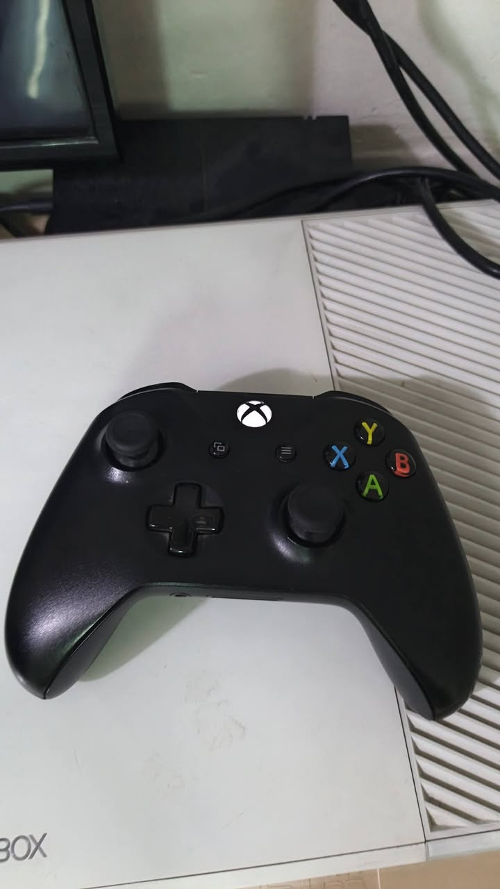 xbox one فات للبيع نضيف شرط الفحص مع يده وحده الاصليه بلوتوث مالته شرط الشغل نضافه ١٠٠%  مساحه ٥١٢ نص تيرا سعر( ١٢٠ )بي مجال مرتب للشراي

او مراوس مع ون اس
