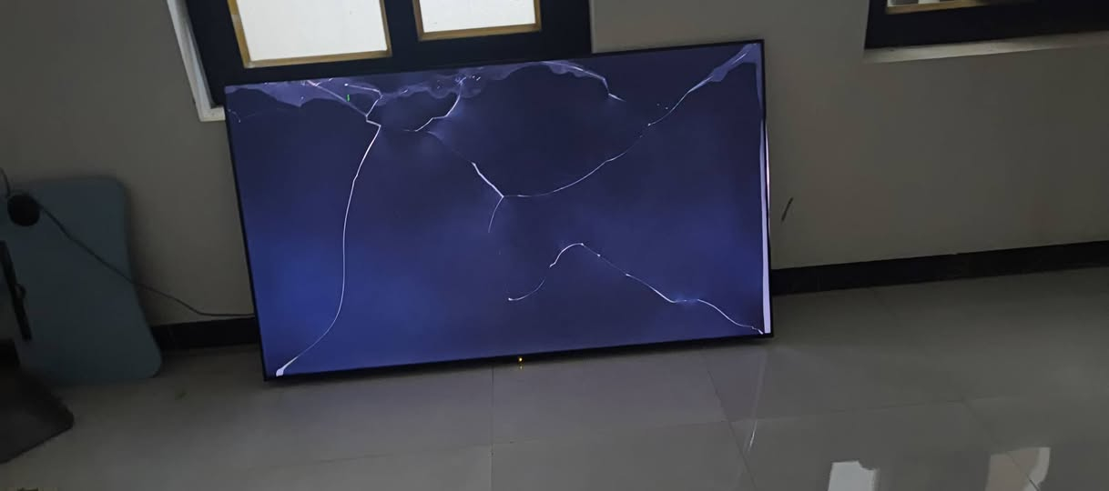 TCL • ٦٥ بوصة • شاشة مكسورة