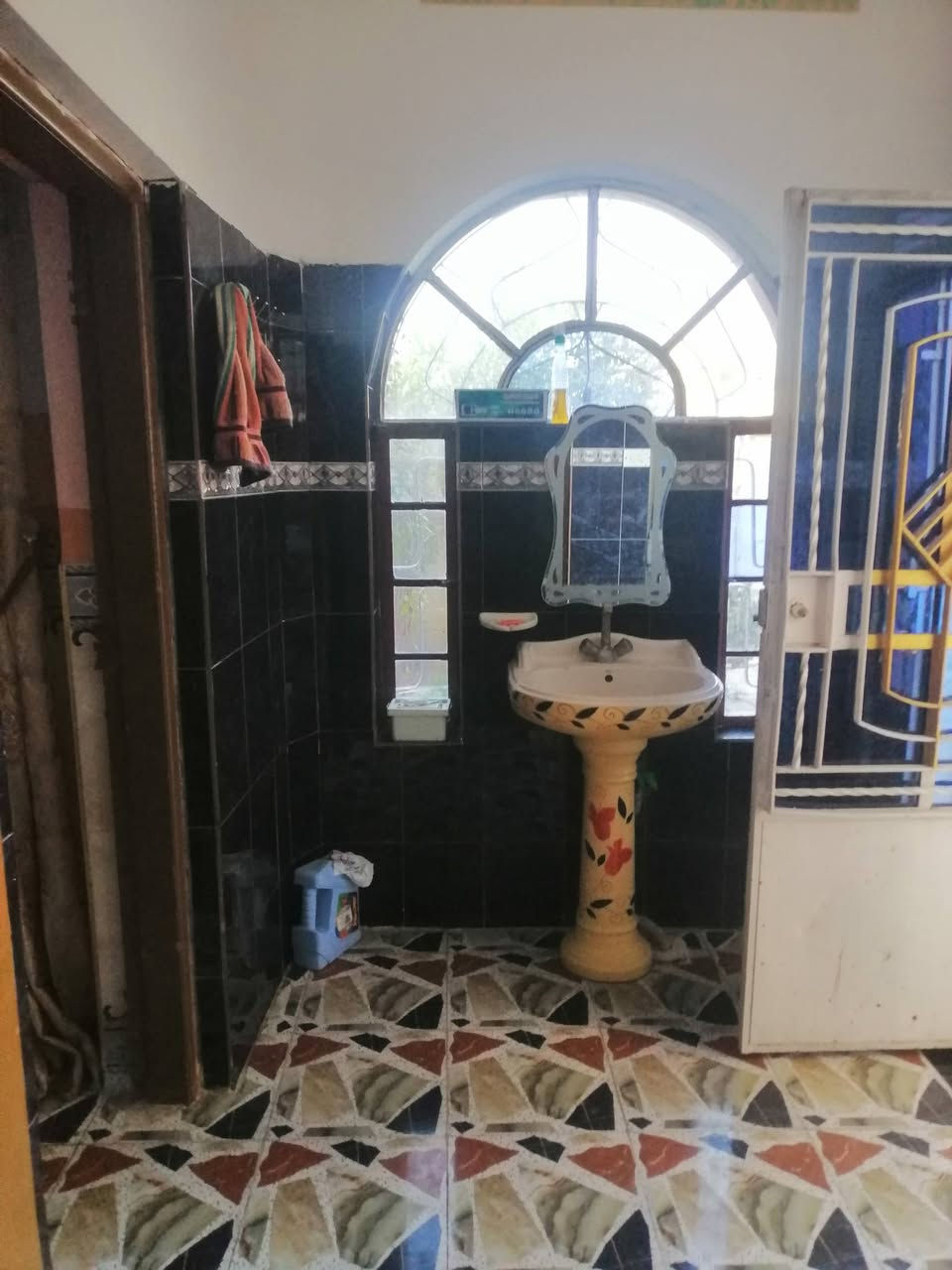 بيت للبيع في الفلوجه حي الخضراء خلف مدرسة الخوارزمي بناء طابوق بيت مساحه ٣٠٠ متر على ساحه يحتوي على اربع غرف نوم وصاله عدد 2 واستقبال ومطبخ و2 حمامات داخليه وخارجيه شارع 10 تبليط السعر ١٧٠ مليون وبي مجال بسيط للاستفسار مراجعة مكتب القمه للعقار او الاتصال على الأرقام التاليه *********** ***********
