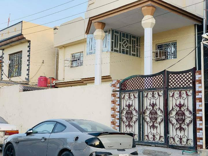 الإسلام عليكم دار للبيع الموقع الصويرة حي الشهداء السماحة.300 متر.    200 بناء.       100 قطعة   الدار يحتوي علا مطبخ مضيف  صالة غرفة نوم  منور خلفي صحيات  الطابق الثاني يحتوي علا  2 غرفة نوم   صالة  بلكونة. صحيات.   خدمات ماء كهرباء  ارصفة نت ضوئي  تبليط. خط سحب    للاستفار.   ***********.  عمار هادي.    يرهم بيع ومراوس.

