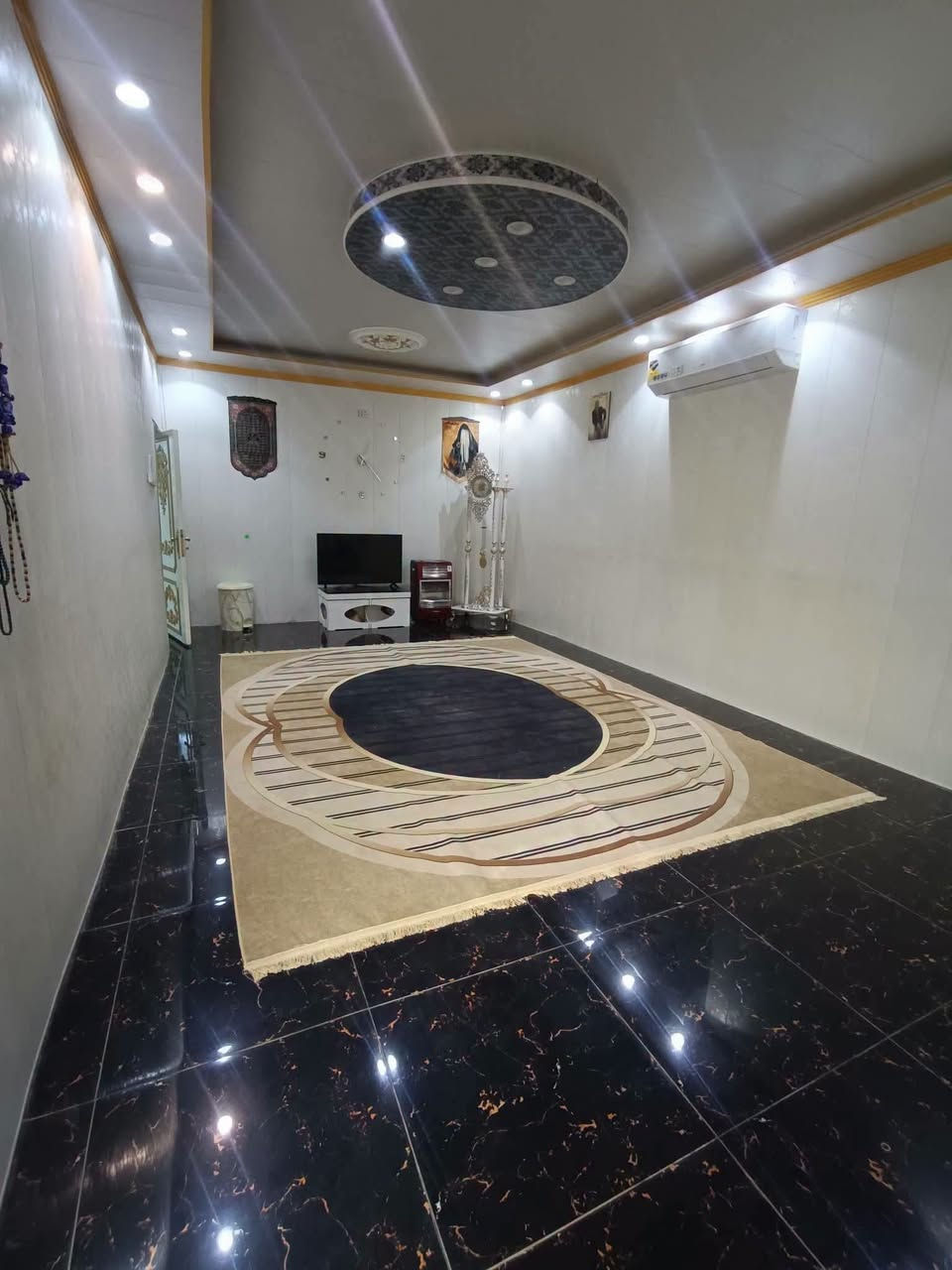 بيت للبيع أو مراوس :-
طابقين طابو صرف المساحة 300م موقع ممتاز.في أبي غرق بداية حي السلام على التبليط مباشرةً يبعد عن شارع الإمام حوالي 30م .السعر 195 مليون وبي مجال للشراي..يتكون من:-
الطابق الارضي ..غرفتين نوم ، صاله ، استقبال ، مطبخ حار وبارد ، صحيات  ، كراج مع حديقة ، ممر حول البيت ، 
الطابق الاول غرفتين نوم ، صالة ، صحيات ، سطح.. للاستفسار الاتصال على الارقام التاليه:-
***********
***********..واتس ٱب
