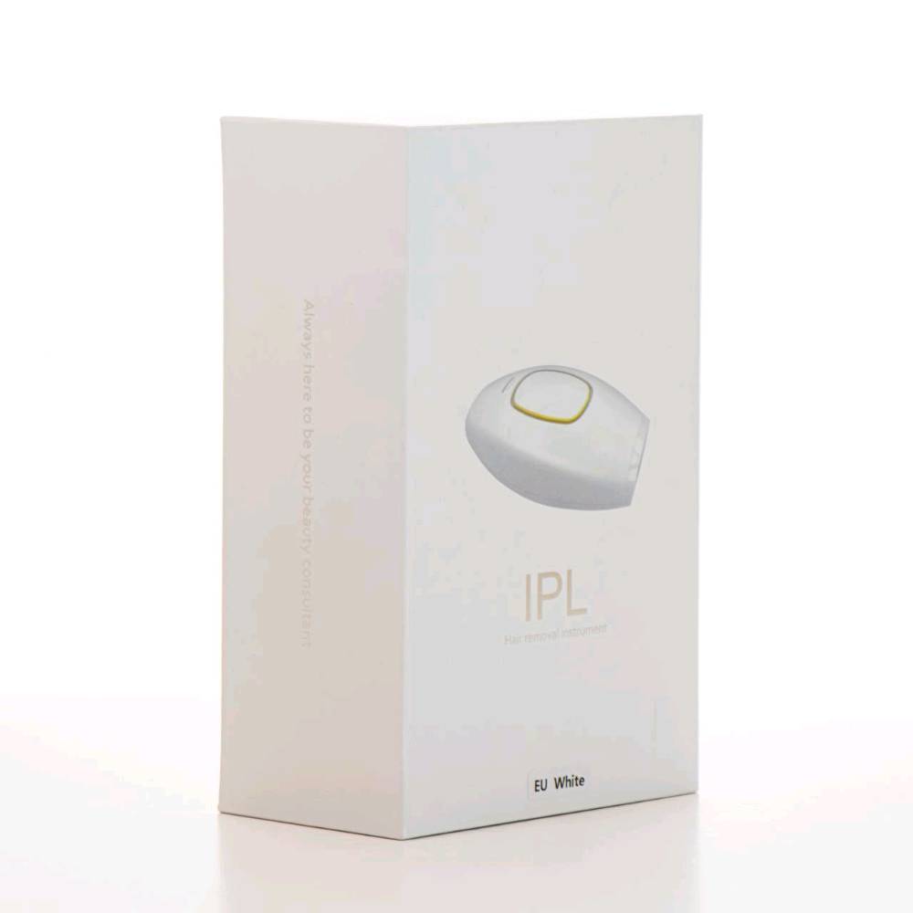 جهاز إزالة الشعر بالنبض الضوئي المكثف (IPL) المنزلي، ويأتي معه ملحقات تشمل شاحن كهربائي، ونظارة لحماية العينين، وموس حلاقة صغير.مكونات المجموعة: تتضمن الجهاز الرئيسي بلونه الأبيض والإطار الذهبي، شاحن الطاقة، نظارة واقية سوداء، وأداة حلاقة تحضيرية.طريقة العمل: يعتمد الجهاز على تقنية الـ IPL لإصدار ومضات ضوئية تخترق الجلد وتضعف بصيلات الشعر تدريجياً لتقليل نموه على المدى الطويل.