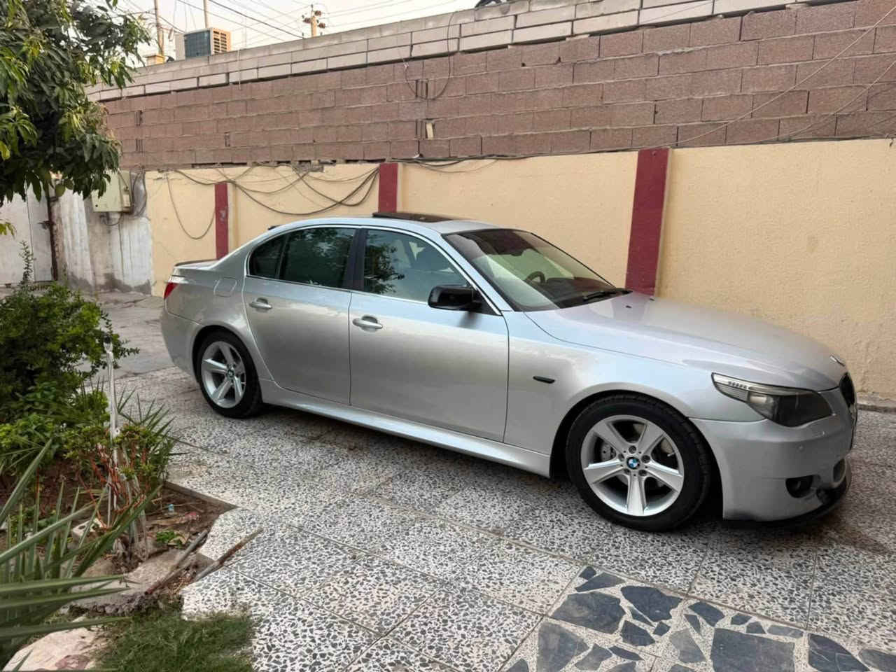 السلام عليكم
Bmw 530i n52  نوزل قصير قبغ اسود
 2007
محدث بالكامل 2010  
مصبوغ بدون دكة جاكوج 
كفاله من الضربة 
بيها كم قطعه صبغ ابيعلك عام 
كت كامل M
مكينه وكير  30   جديد 
مال حاوية قبل شهر شادهن 
صدر امامي خلفي ممتاز 
هزة وفحص جديد تحويل ثاني يوم
شاشة كار بلي اصلي 
تحكم ماوس  
داخل بيجي فتحة سقف سلايت 
السيارة جاهزة وبدون برغي نقص 
وهواي مصروف عليها 
115 السعر 
***********
