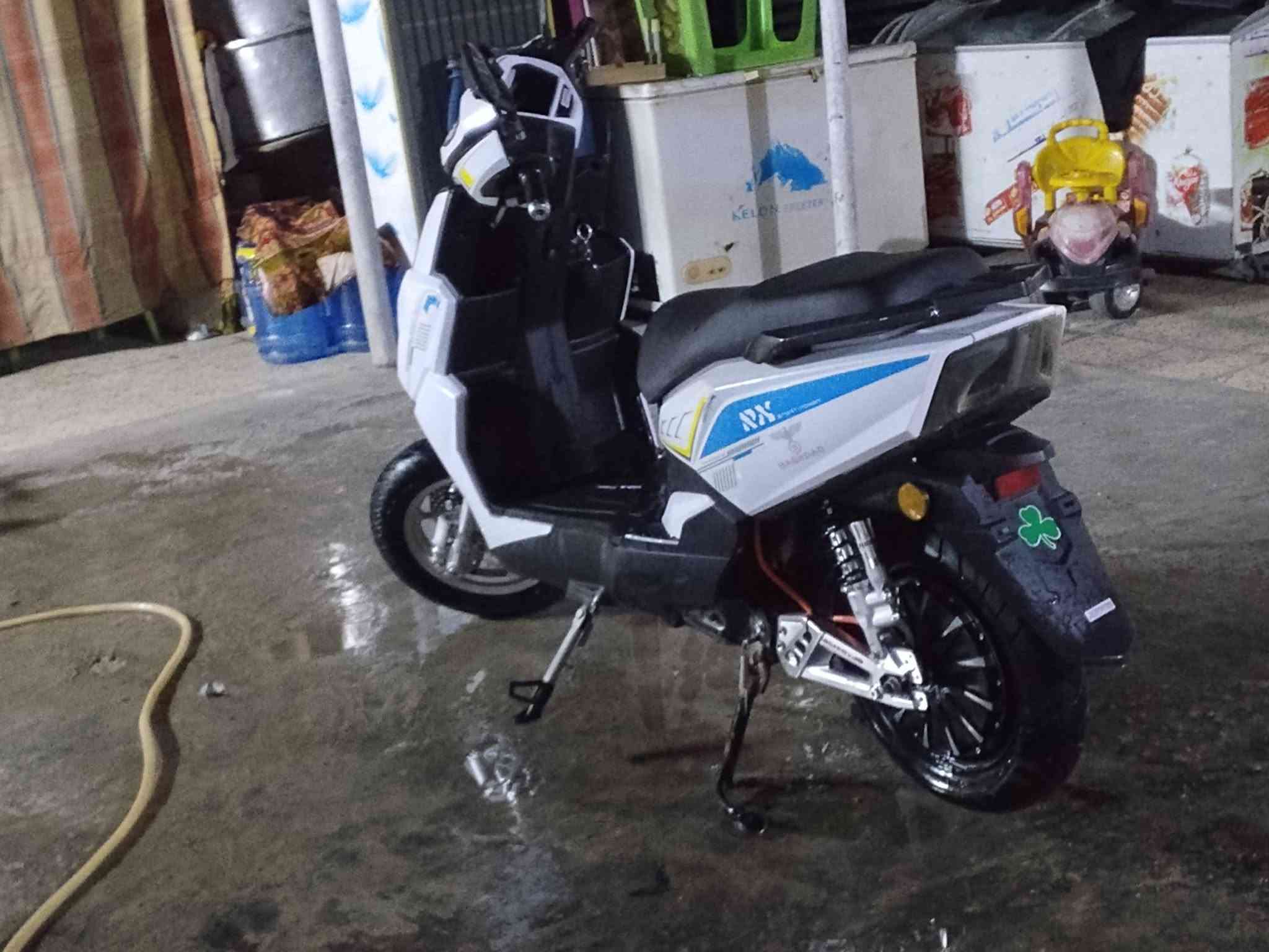 السلام عليكم
دراجة كهربائية للبيع🛵

♦️شركة بغداد 

♦️النوع RX

♦️السرعة الحقيقية 60

♦️نضام الR الرجوع الى الخلف

♦️نسبة النظافة 70%

♦️مري كاربون فايبر

♦️الملف 3000W

♦️A36

♦️72V

♦️6بطارية

♦️شيال رياضي

📍 ملاحظة الدراجة مبدل سكليتر و عمبار بريك جدد

و الإشارة بية خلل متشتغل و الجاملخ نقص

تجي وتشوف الدراجة مثل ما ذكرت النضافة70%

💰🤑السعر........600الف وبيها مجال

العنوان 📍 بغداد الزعفرانية 

رقم الهاتف 📞***********

ليريد يتصل ممتواجد على الانترنت
