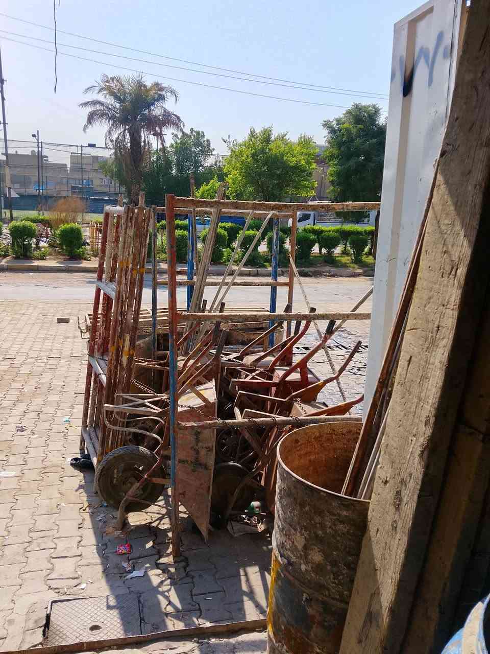 عندي غراض محل لبيع العنوان م الصدر قطاع 61 رقم ***********
