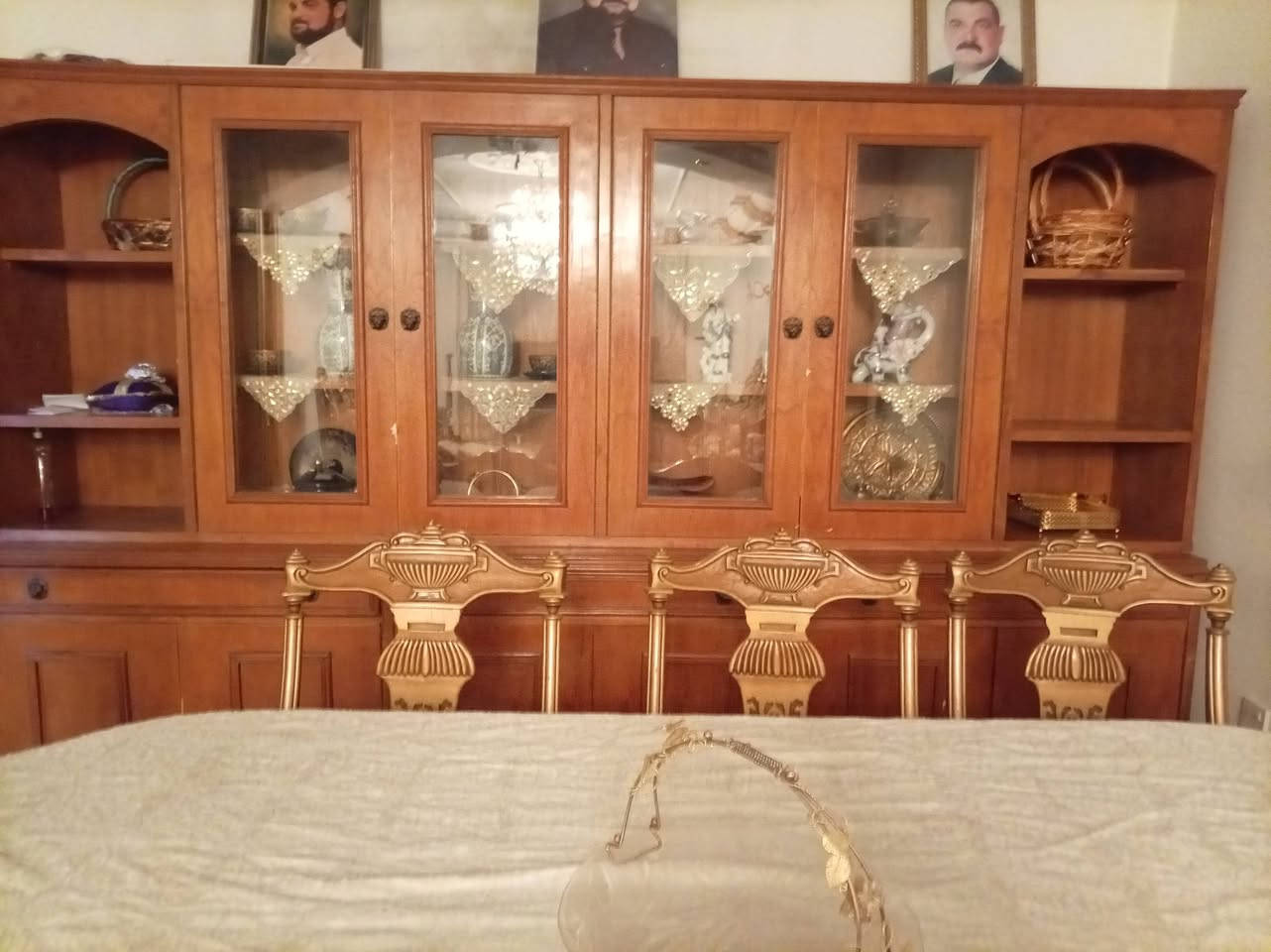 بوفيه صاج شغل درجه اولى للبيع عباره عن قطعتين منفصل طابق الأرضي برهم ميز فراش أيضا
***********

