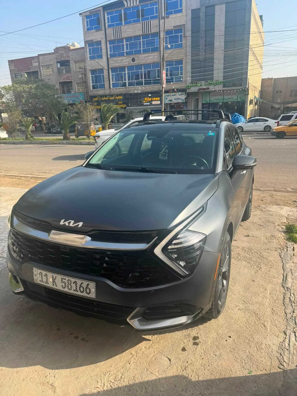 كيا سبورتج sx برستيج موديل 23 فوول موصفات اعلى فئة هايبرد بيه حادث دعاميه  و اشويه من الجاملغ والبنيد معدلات والداعميه بلاديه نفس اللون بدون ايرباك لون طافي مميز السيارة اي نقص مابيهه ماشية 90 رقم بغداد السعر 200 للاستفسار *********** صور الحادث مرفقة

