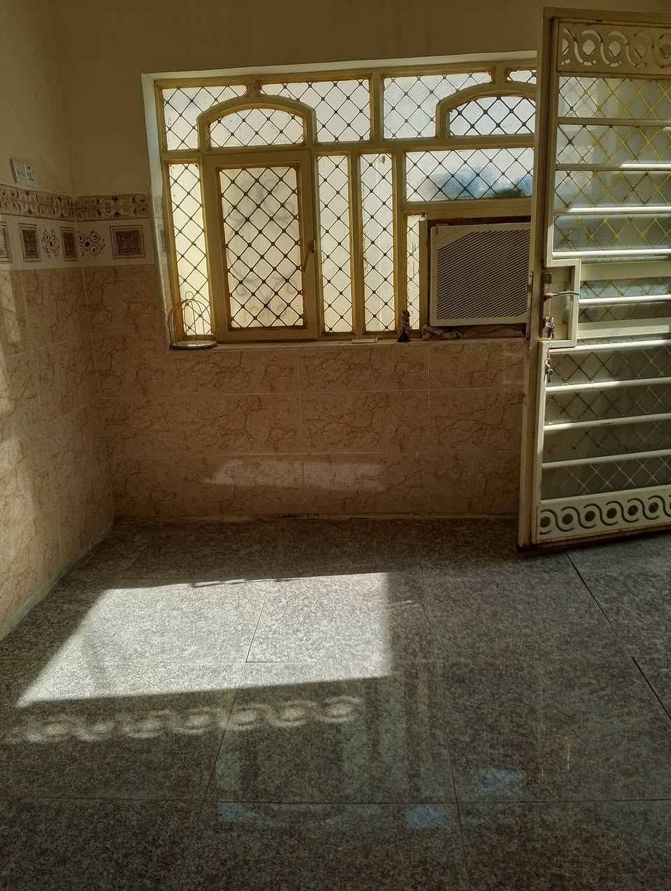 بيع سريع / فرصة شراء ثمينه جدآ السعر 90 مليون 
ملاحظه// البيت فارغ حاليآ جاهز للسكن  الي يشتري يستلم المفاتيح مباشرتا ...

بيت طابقين طابو صرف للبيع السعر 90 مليون   مجاور مستشفى الكفيل حي الغدير قرب المنتزه بشارع مجمع علي الاكبر ( ع  ) موقع جيد جدا المساحة 100 متر يحتوي على ثلاث غرف نوم وصاله ومطبخ فوك ومطبخ جوه وصحيات فوك وصحيات جوه داخلية وصحيات خارجية وهول ومناور وهول فوك البيت  حديث ونظيف جدا  سند طابو صرف تحويل مباشر باسم المشتري للاستفسار ***********
