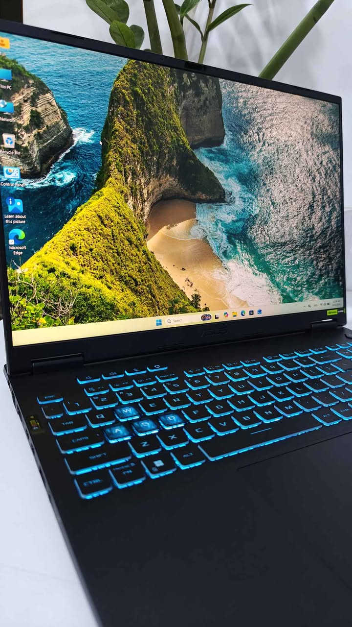 للبيع: لپتوب قيمنق ASUS TUF Gaming A16 (FA608UP) 🔥
أحدث إصدار بمواصفات خارقة جاهز للألعاب الثقيلة وصناعة المحتوى!
المواصفات:

* المعالج: AMD Ryzen 9 270 (قوة معالجة جبارة بالذكاء الاصطناعي).
* كارت الشاشة: NVIDIA RTX 5070 (أحدث جيل، تشغيل أعلى الإعدادات بسلاسة).
* و كرت داخلي AMD Radeon 780M  (512 MB)
* الشاشة: 16 بوصة، دقة FHD+، بتردد 165Hz (ألوان 100% sRGB).
* الذاكرة: رام 32GB DDR5 (سرعة فائقة).
* الهارد: 1TB SSD NVMe (إقلاع فوري للألعاب).
* البطارية: 90Wh (عمر طويل + شحن سريع Type-C).

المميزات:

* تبريد احترافي متطور (Arc Flow Fans) يضمن استقرار الأداء.
* هيكل متين بمعيار عسكري MIL-STD-810H يتحمل الصدمات.
* اللابتوب نظيف جداً  بدون بوكس 

الملحقات: الشاحن الأصلي 240W [اذكر أي ملحقات إضافية].
السعر: 2،100،000
للتواصل والاستفسار: *********** 📞

https://t.me/epic_store2 بغداد, العراق

