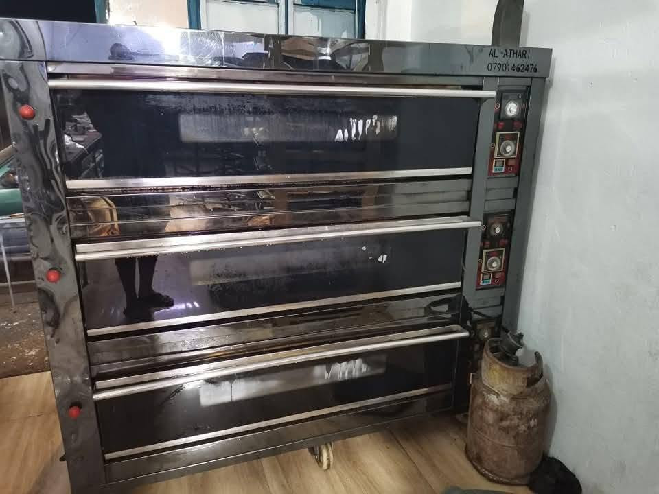 فرن كامل للبيع ابيعه كله مابيع قطعه وحده فرن + تزكا 2 + خماره كامله + نواعم هم عدي +عرباين 3+ 55 طاولي+ عجانه نمساوي +ميز عرض  ابيع شلع  *********** مكلف بنشر
