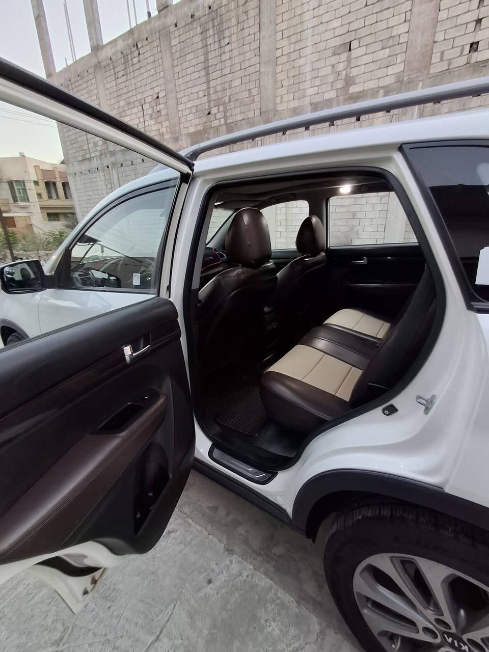 كيا سورنتو 2013 شكل 15 مواصفات كويتيه
6 سلندر  / سعه  3500cc  
7 راكب. / فور ويل 4WD
بانوراما زجاج بالكامل 
دخول ذكي بصمه ابواب
حساس امامي خلفي وكاميرا في الخلف
مري شفط اشاير بالمري زراكات لايتات
شاشه لمس
كشنات جلد قرميدي ومدوشمه اضافي مع الارضيه
الكشنات الاماميه كهرباء وتدفئه وتبريد
ثلاث قطع تبريد
ثلاث انظمه قياده 
اضافه الى باقي المواصفات ....
السعر /  173 
الاتصال  / ***********

