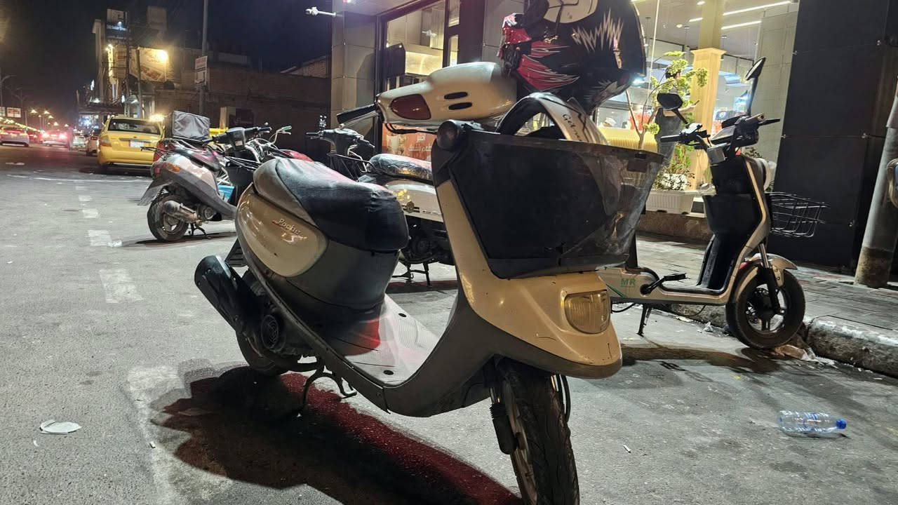 🏍️دراجه منغولي – موديل 2003 | للبيع
للبيع Yamaha Aprio / منغولي 2003، دراجة يابانية معروفة بخفتها وعملانيتها، مناسبة جداً للاستخدام اليومي والدلفري والتنقل داخل المدينة.

🔹 المواصفات:
• الماركة: Yamaha
• النوع: Aprio / منغولي
• الموديل: 2003
• المحرك: 49cc
• المحرك: 2-Stroke – سلندر واحد
• تبريد: هوائي
• نظام الوقود: كاربريتر
• ناقل الحركة: أوتوماتيك CVT
• التشغيل: سلف + ركلة
• نظام الإشعال: CDI
• سعة التانكي: تقريباً 6 لتر
• الوزن: تقريباً 65–70 كغم
• الإطارات: 80/90-10
• الفرامل: دسك/طبلة حسب الفئة — يتم التأكد منها بالدراجة
• اللون: رمادي فاتح / بيج
• مجهزة بسلة وصندوق دلفري
• الدراجة خفيفة وسهلة بالسياقة والمناورة
• اقتصادية ومناسبة للاستخدام داخل المدينة

✨ الميزة الحلوة بيها: حجمها عملي، وزنها خفيف، أوتوماتيك وما تحتاج تبديل كير، وقطع ومستلزمات هذا النوع متداولة بالسوق العراقي.

📸 الدراجة الموجودة بالصور هي نفسها المعروضة للبيع، والصور حديثة وواضحة حتى المشتري يشوفها على طبيعتها.

💯 دراجة قديمة بس إلها اسمها، واللي يعرف بالياباني يعرف قيمة المنغولي.
 💰 السعر: 500 وبيها مجال  
📍 المكان: كربلاء المقدسة، الإطارات 
📞 للتواصل: ***********(واتساب فقط رجاءا)

البيع للجادين فقط، والفحص والمعاينة خير دليل.
