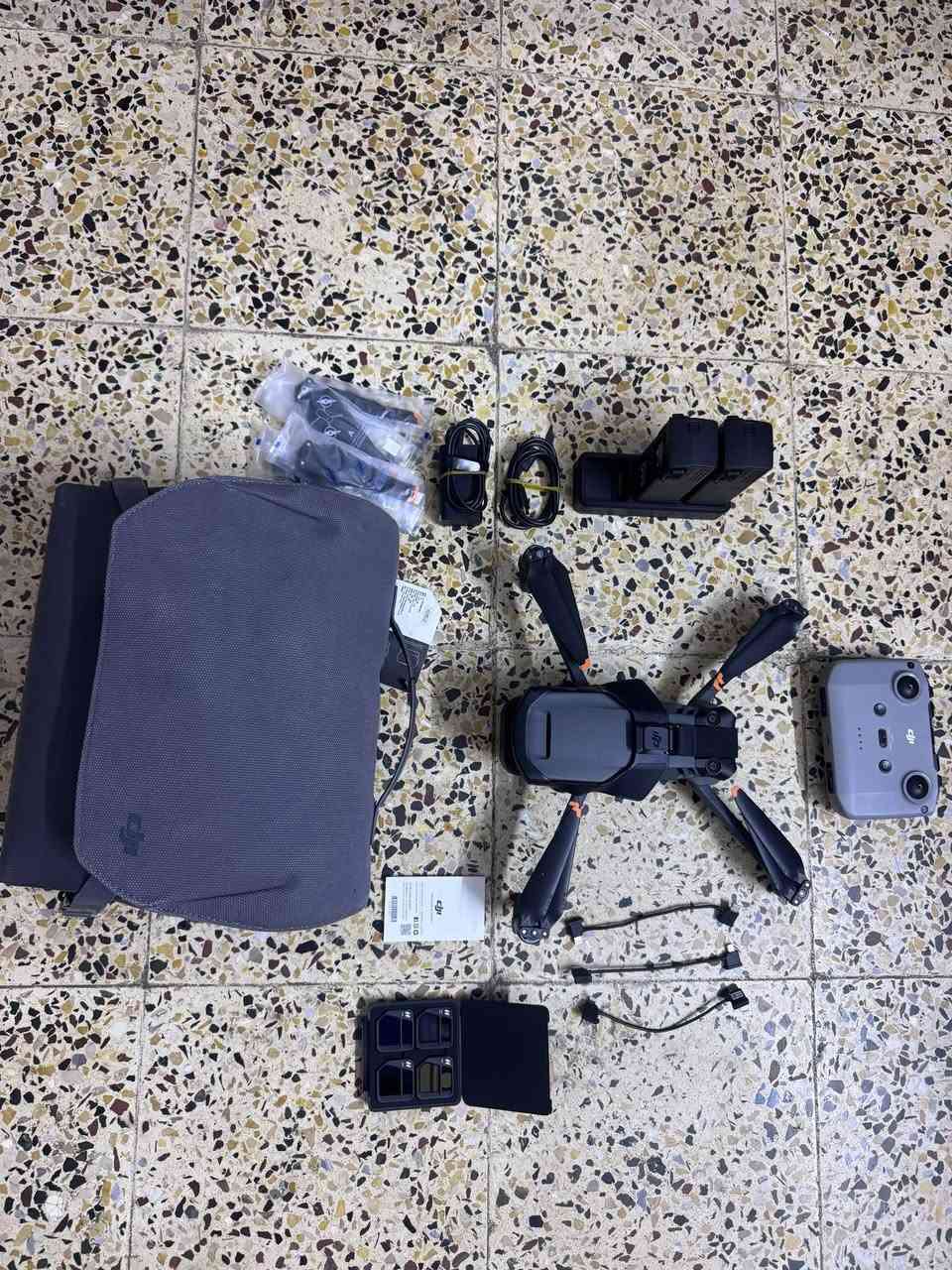 السلام عليكم للبيع Dji Mavic3 الغنية عن التعريف كومبو ريمونت عادي كامل المحلقات حتة الفلاتر وياهة استخدام ساعة ونص فقط  وبطارياتهة كل وحدة مشحونة 7 مرات مثل ما موضح بالصور جديدة بدون اي ضرر حتة شخط مابيهة بس المشكلة بيهة حساب يعني تكدر تستخدمهة مدى الحياة وتسوي تحديثات بدون اي مشاكل بس مجرد متكدر تربط حسابك بيهة بالمناسبة تصير ازالة للحساب بس تكلف ورقتين ونص برمجة بدون تبديل بورد وبدون فتح اي شي للاستفسار عن السعر وباقي التفاصيل الاتصال او مراسلة عل خاص او الواتساب على الرقم ***********
