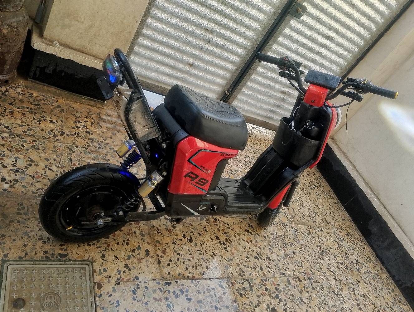 دراجه شحن R9 للبيع الدارجة نضيفه بيها ملف جديد وسكليتر جديد دبلات غاز خمس بطاريات ليثيوم 28 امبير سعر 300 الف وبيها مجال الدراجة واضحه بل الصور رقم واتساب  مرواس دراجه بانزين نضيفه***********