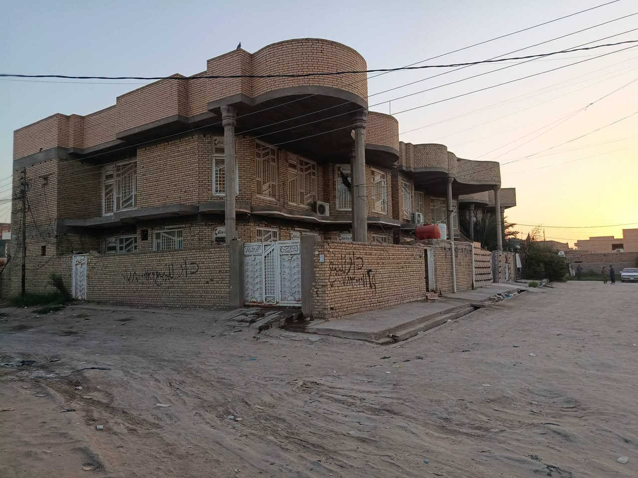 بيت ركن على شارعين كل شارع 15متر
البيت طابو بسمي المساحه 300 متر
العنوان حي الزهراء 
التفاصيل اتصال على الرقم  ***********
