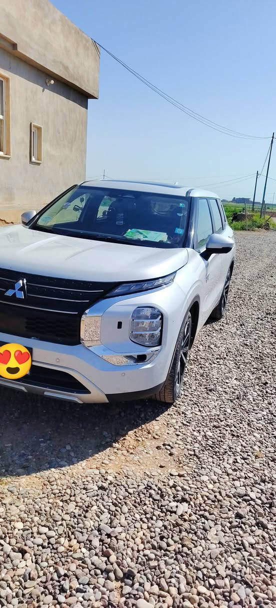 للبيع 
مسيوبيشي اوتلاندر PHEV هايبرد بلك ان SE

موديل 2023 بأسمي وبيها بطاقة بنزين 

وارد أمريكي  

كامل مواصفات :

محرك 2400 هايبرد+بانزين

تشتغل بنزين عادي بدون دوانز   

شحن منزلي +شاحنة 16 أمبير

الشحنة تكفي ٦٥ كم حقيقي

بانوراما 

تدفه كراسي 

شاشه كبيره 

كامرات 360 درجة 

حساس امامي خلفي 

رادارات جانبيه 

نقطه عمياء 

رادار امامي وخلفي 

7 راكب 

7انظمت قياده 

كشنات كهربائي 

مرآة شفط كهرباء

تدفئة بالستيرن

تبريد قطعتين امامي +خلفي ❄️ 

ويل كروم ٢٠

طخم تاير جديد

بصمة بالأبواب

وبعد بيها مواصفات  

ماشية 65 كم

السعر تواصل خاص او واتساب ***********

