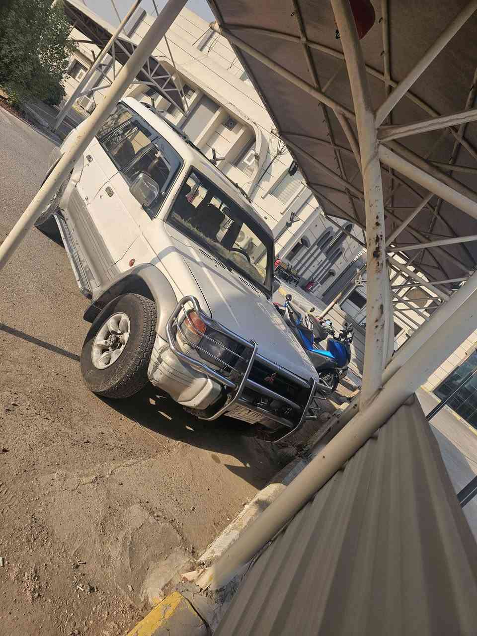 السلام عليكم اخوان باجيرو موديل 94  يسرى بلاد محرك 3000 ففتي بطل الاسود التبريد شغال  يشهد الله ورسوله راديتر تبريد بطل  وغاز شهر الثامن جبتهن بالجيس اضافه لراديتر المي بنهاية الثامن اشتريت جديد  كامله وبالعافية مقدما السعر 45 وبيها مجال للطيبين  ***********
ملاحظات ..1 المنشور يحتوي على مقطع فيديو وعلى صور الخياسات 
2 التبريد شغال بس القطعه الأماميه الخلفيه الفان شغال بس هوه مابيه تبريد 
3 محرك بداية التشغيل بيه صوت تلث ثوان ويروح يشهد الله ورسوله من اشتريتها لحد هاي اللحظه مبي شيء وهواي صرفت عليها ومن تجي تقتنع تطلع بيها عيب منا منا فدوة الك اوكعلك واهم شيء مرضاة الله ومو باجر تحجي عليه وتصير ذمه اخي
