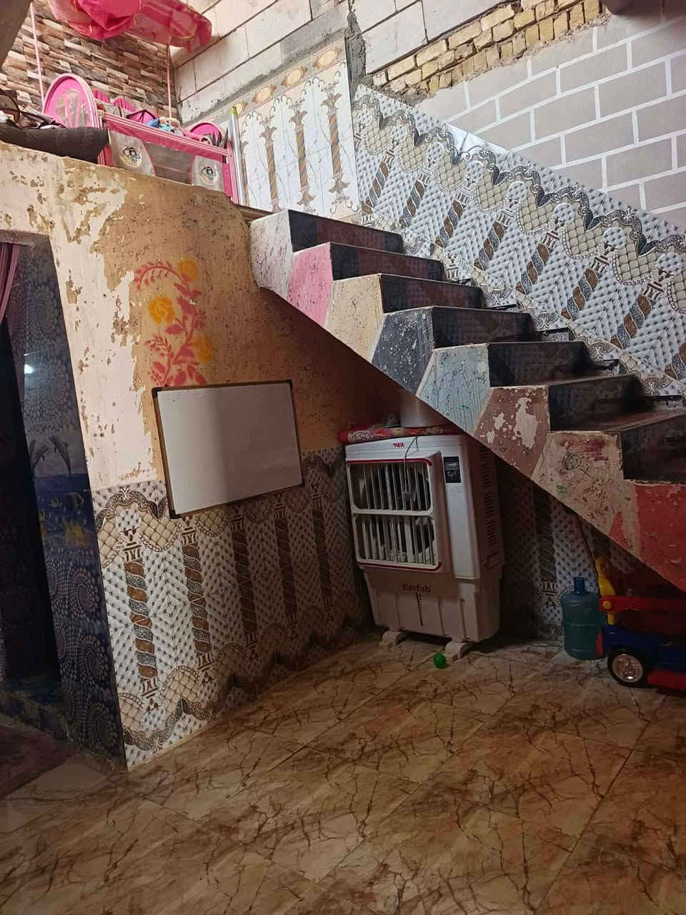 لبيع بيت طابو صرف مساحته 150متر في حي الموضفين بي غرفه وصاله ومطبخ وستقبال وطارمه وصحيات البيت نضيف ومرتب لتواصل ***********
