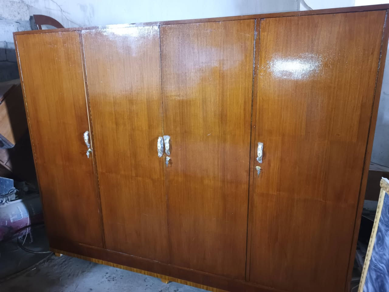 سلام عليكم غرفة نوم صاج ثقيل ونضيفه حيل سعر 325 الف وبيها مجال وكو توصيل ***********
