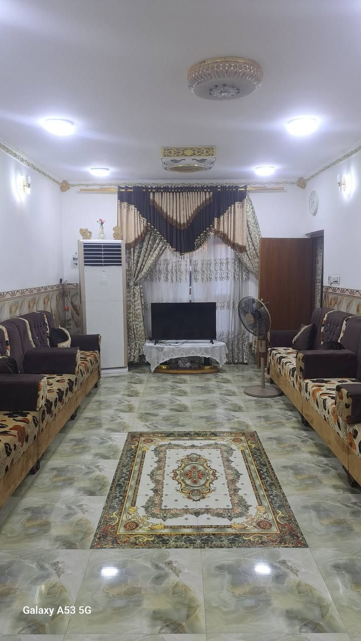 السلام عليكم اعادة نشر دار للبيع في حي الزهراء مقابل ثانوية الانتصارات مساحة ٢٠٠ متر طابقين بناء طابوق يحتوي على ٣غرف استقبال هول مطبخ ترك خلف البيت وبجانب البيت صحيات داخلية وخارجية البيت نظيف جدا السعر ٩٥ وبي مجال الاتصال ع الرقم *********** مايكون الا خاطركم طيب
