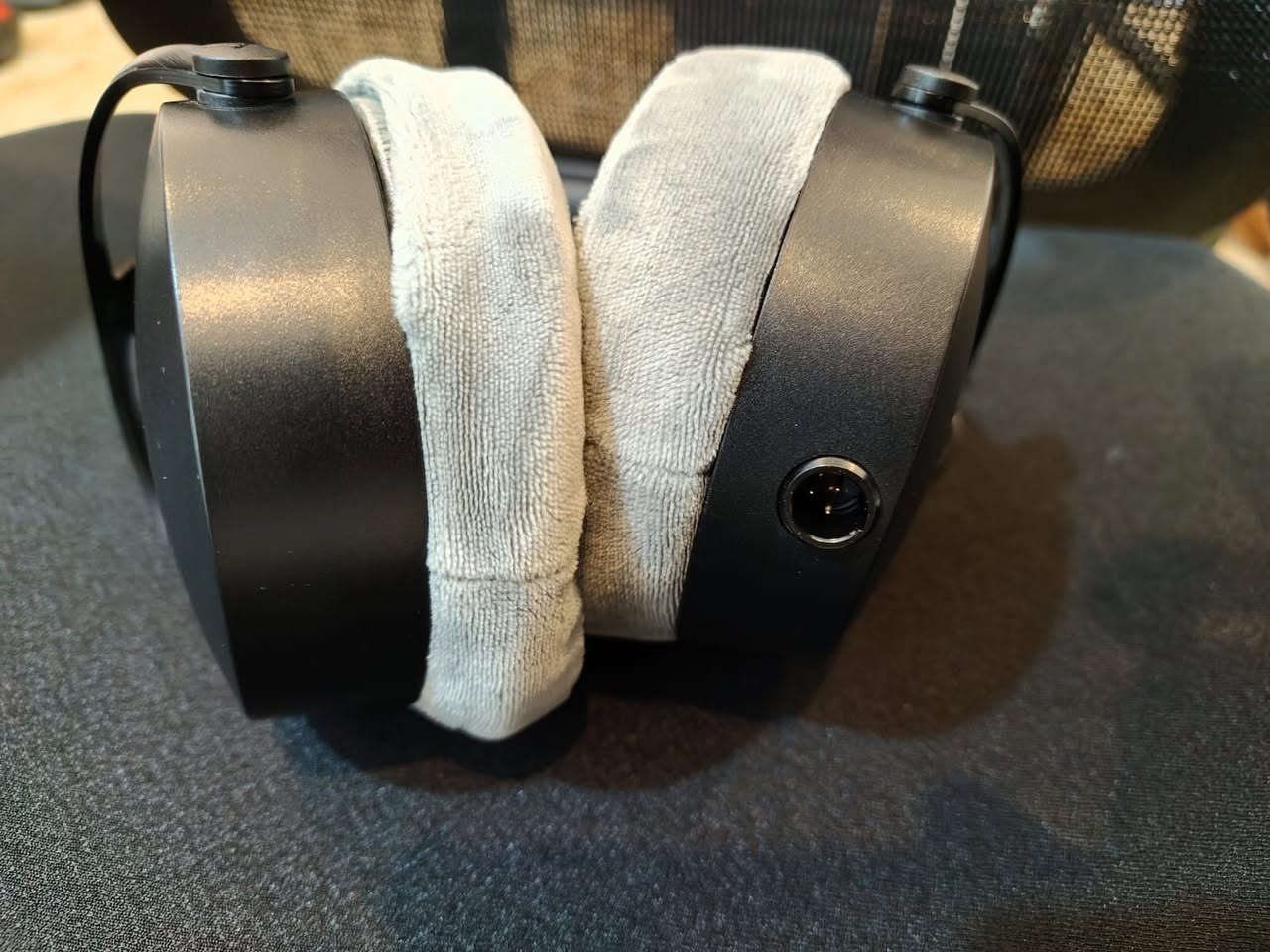 سماعة Beyerdynamic DT 700 PRO X استعمال نظيف للبيع (مع البوكس)

سماعة استوديو وجيمنج احترافية من الطراز الثقيل، صوتها صافي وبيه تحديد اتجاهات خرافي
الكيبل القصير (1.8 متر) مالتها ضايع، بس الكيبل الطويل (3 متر) الأصلي موجود ويشتغل وما بيه أي مشكلة بس حنقص من السعر علمود الكيبل القصير ضايع
المواصفات:
الجيل الجديد (DT 700 PRO X): تجي بيها منفذ كيبل ينفصل (Mini-XLR) ومحرك STELLAR.45 المطور.
تشتغل على كل شيء: صوتها قوي ونقي وتقدر تشغلها على التلفون، اليد، أو الحاسبة مباشرة بدون ما تحتاج كارت صوت خارجي (Amp/DAC) قوي.
عزل وراحة: عزل خارجي ممتاز جداً، وعصابة الرأس والوسائد المخملية مريحة للغاية للجلسات الطويلة بدون ما تضغط على الرأس.
المرفقات: السماعة + الكيبل الطويل الأصلي + محول الصوت (Adapter 6.3mm)
السعر (150 الف) قفل
تواصل whatsapp ***********
ماسنجر
