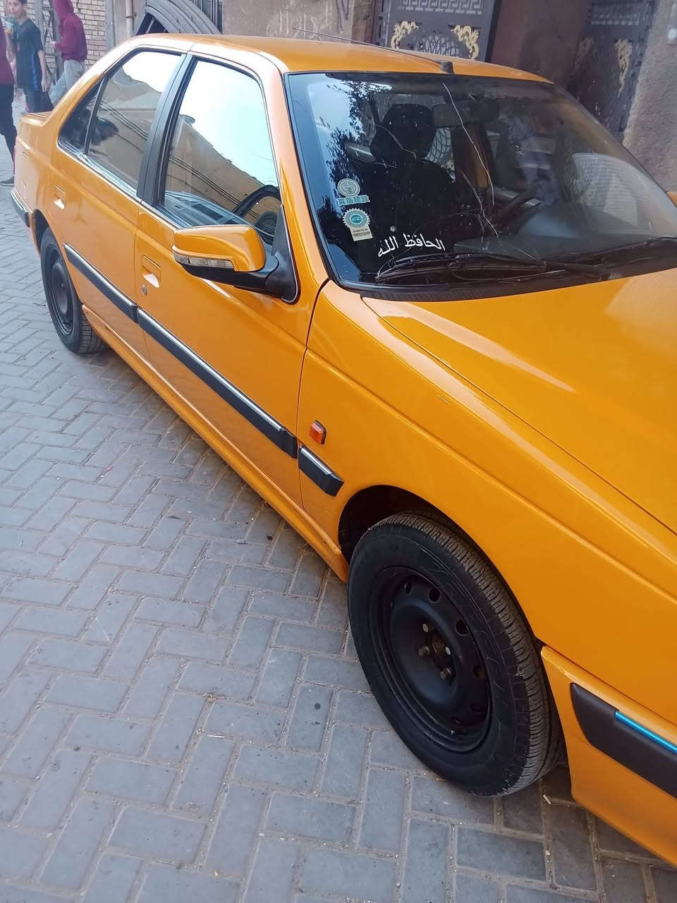 بيجو بأرص ٢١ 
بيها صبغ حزام 
وضربه بجم صفحه سايق 
سعر 48وبيها مجال رقم ***********
