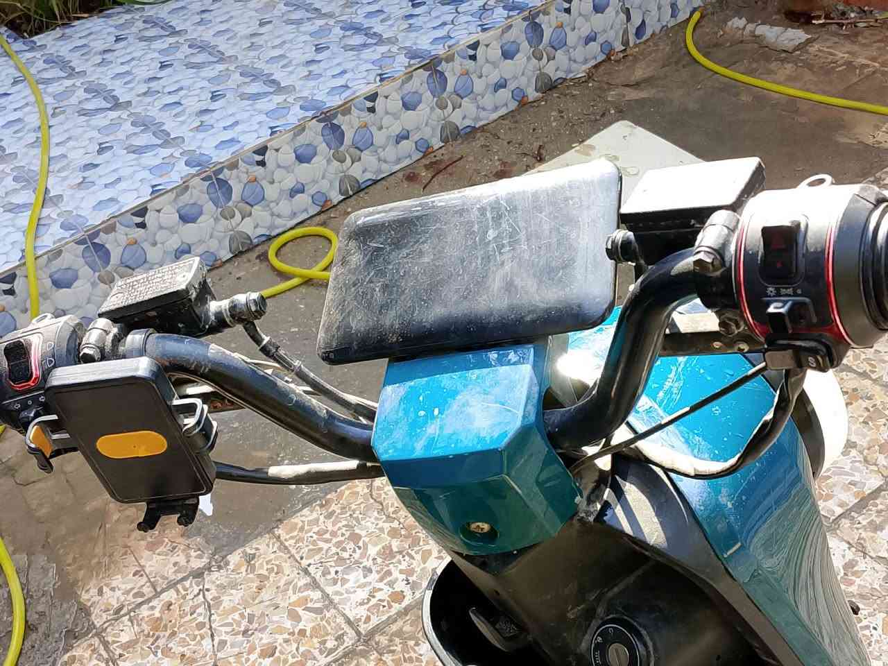 سلام عليكم 
R9
 درجه بدون بطاريت اذا تريد بطاريت متفخات من وره شحن 
و الكفر المامي صلحته اليوم من بعد تصوير و الكشن هم 
درجه ما بيها شيء بعد  نضافه 70 %
السعر 190 الف 
الرقم ***********
