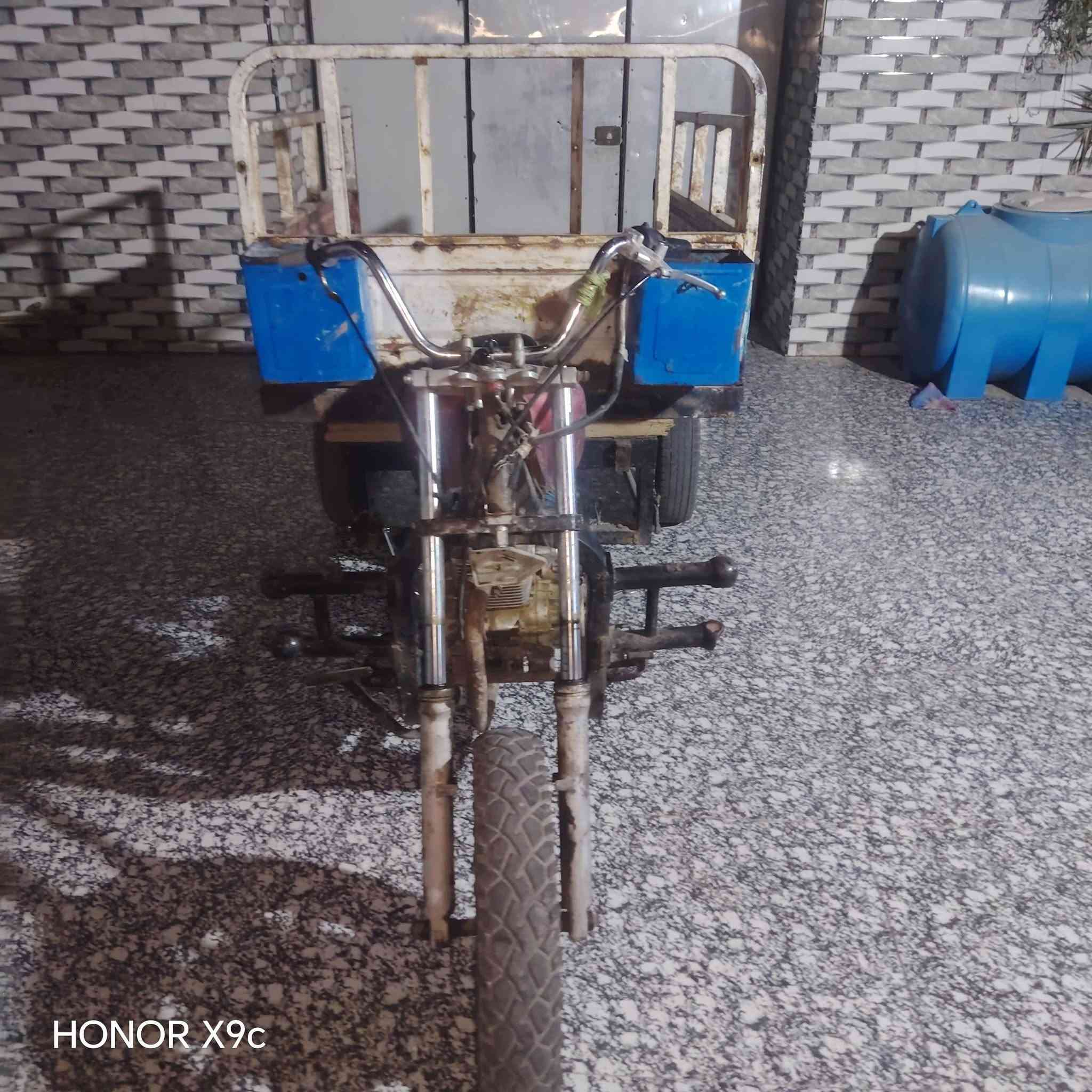 ستوته لبيع سعر 550  وبيه مجال ***********

نص مكتوب في الصور:
- HONOR X9c