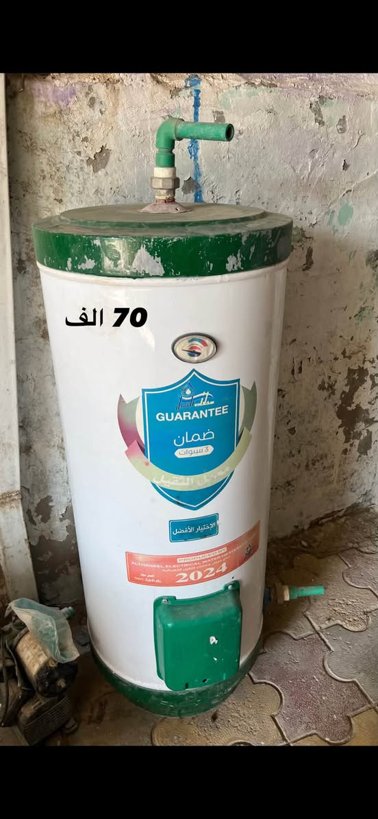 ماطور ، رفوف (باترينة) ، نبات صناعي ، خزان ماء ، ميز مكينة خياطة ، ميز طعام، ميز مراية، جرباية نفر سرير ،ميز مكتبي ، طبلات خشب ، دوشك سبرنك ، علم العراق ، طابعة .

نص مكتوب في الصور:
- ***********
- نبات صناعي
- 20 الف
- 5 الف
- 10 الف
- 3 الف
- 8 الف
- 80 الف
- 25 الف
- 70 الف
- 200 وبيها مجال
- باترينة متوفر خمس قطع سعر القطعة ٧٠ الف ارتفاع مترتين ونص نزال ٣٥ عرض متره ، خشبة MDF
- متوفر اربع قطع جرابي
- جرباية تسكام نظيفة جدا بدون دوشك
- سعرها ١٢٠ وبيها مجال
- ميز مراية ضرر فاتيات سعرة ٤٠