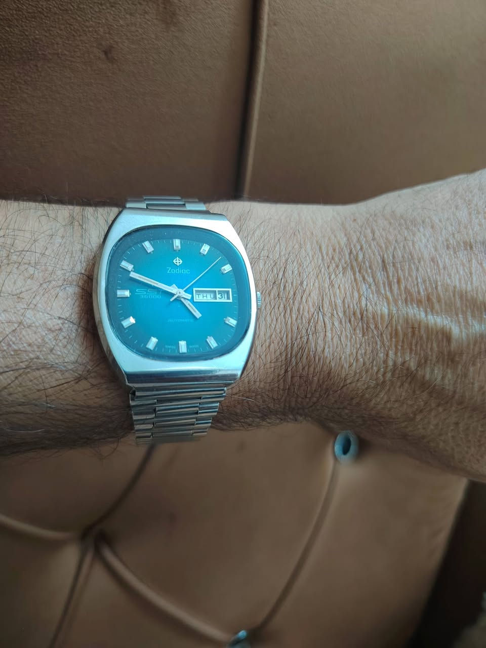 السلام عليكم.. زودياك اوتو.. سويسري.. الابعاد ٤٢*٣٦ اساسية بالكامل.. سير كامل.. المراسله على الواتس...***********
