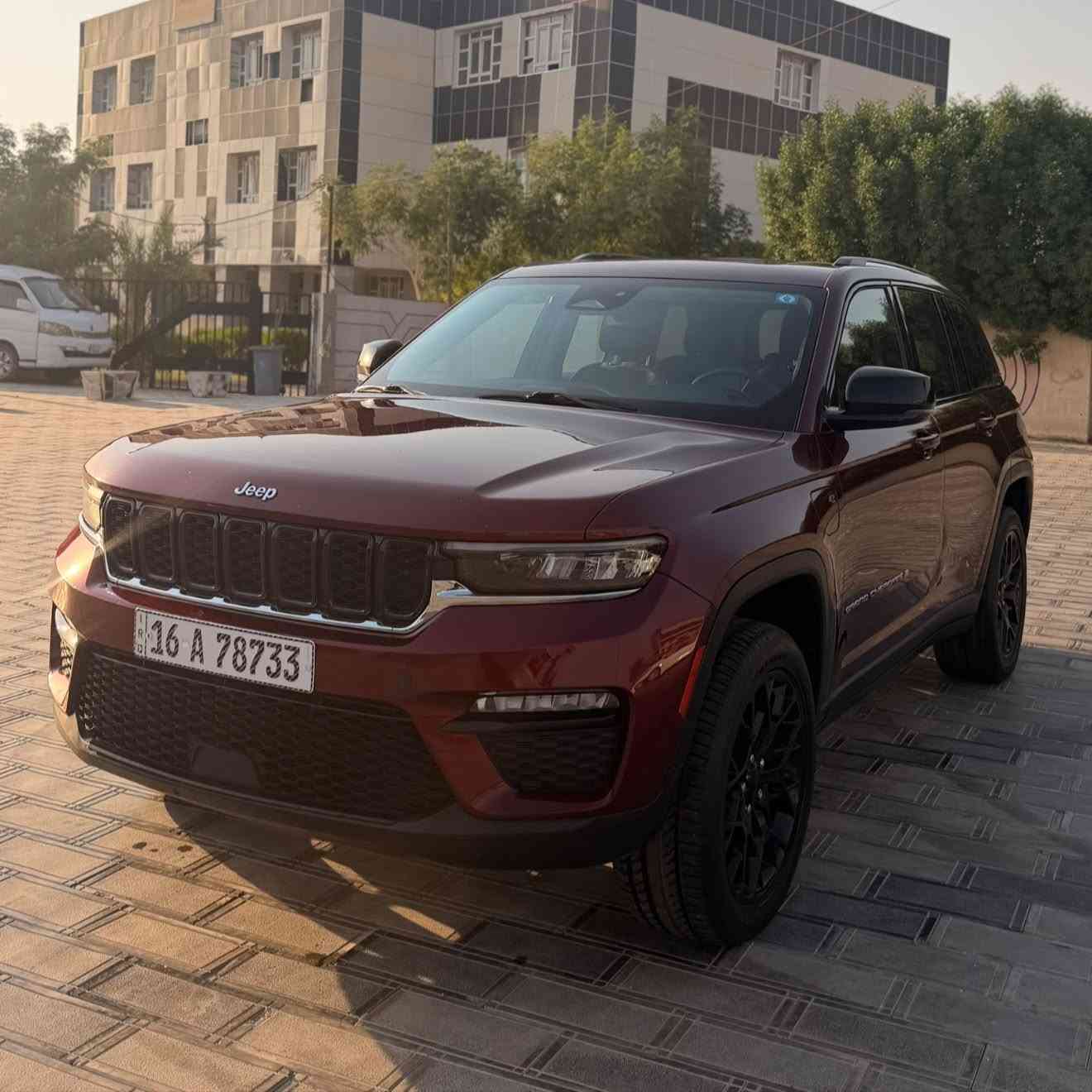🚙🔥 للبيع | Jeep Grand Cherokee 4xe Hybrid 2022

جيب جراند شيروكي 4xe هايبرد
📅 موديل 2022
🎨 اللون ماروني مميز وفخم

⚡️ Plug-in Hybrid | بنزين + كهرباء
🔥 محرك 2.0L Turbo – 4 سلندر
💪 قوة إجمالية 375 حصان
⚙️ جير أوتوماتيك 8 سرعات
🚘 دفع رباعي 4WD
🔋 بطارية قابلة للشحن الخارجي
⚡️ إمكانية القيادة على الكهرباء فقط
🎛 أوضاع القيادة: Hybrid / Electric / eSave

🛣 الممشى: 39,300 ميل
يعادل تقريباً 63,250 كم

💰 السعر: 29,500$

✨ سيارة تجمع بين الفخامة، القوة، الدفع الرباعي واقتصادية الهايبرد.

📞 للتواصل: ***********
📩 الخاص مفتوح للاستفسار والمعاينة
