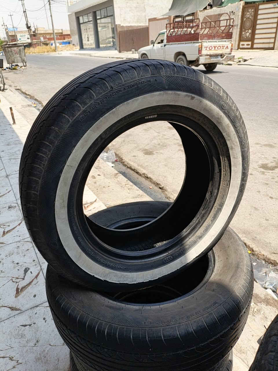 سلام عليكم اخوان طخم تايرات خط بيض الحجم 205/65/15
زوج ع نص سعر 40 الف مع شد
زوج جوه نص 18 الف مع شد 
مكاني مدخل حي القدس من جهة سادين الانتصار 
رقم تلفون ***********
