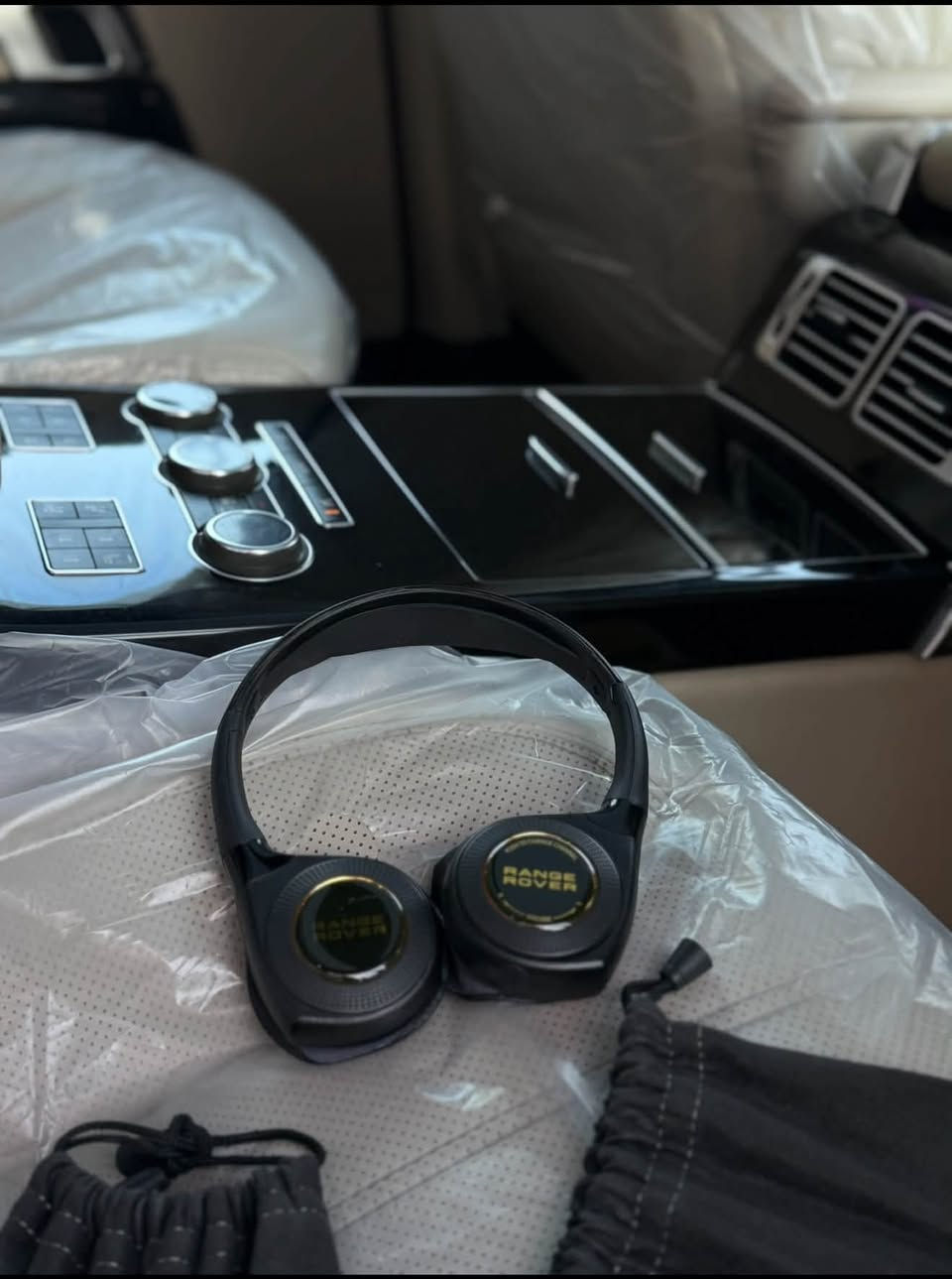 سلام عليكم
للبيع فقط بدون مراوس بيع كاش 
وبسعر جوه السوك 
سياره مكفوله كفاله عاااااامه 
فوووول مواصفات للاخير Vip
مكينه سوبر رقم بغداد باسمي 
عنوان بغداد زيونه
سعر 280 ورقه 
***********
