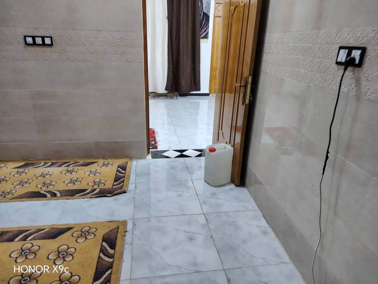 سلام عليكم بيت ومشتمل زراعي مساحه 330متر بنا طابوك صب كونكريت لبيت يحتوي على ٣ غرف وصاله ومطبخ وديوانيه وصحيات خارجيه وداخليه مشتمل غرفه وصاله ومطبخ وصحيات داخليه بنه جديد  بصوب بني ركاب قريب على شارع ٣٠ يبعد عن شارع ١٥٠ متر متوفر كل خدمات ماء وكهرباء ومولد سحب شارع ١٠ متر ستفسار أكثر تواصل على رقم ***********
