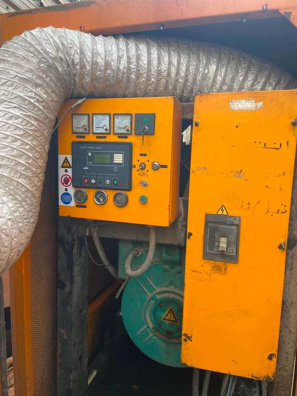 كبنز ١١٤ كاتم بلادي شرط عل حمل محمله ٥٥٠ بيهه خيط بخار بدون تنقيص  السعر ٧٥ وبيعه مجال بصيط ***********
