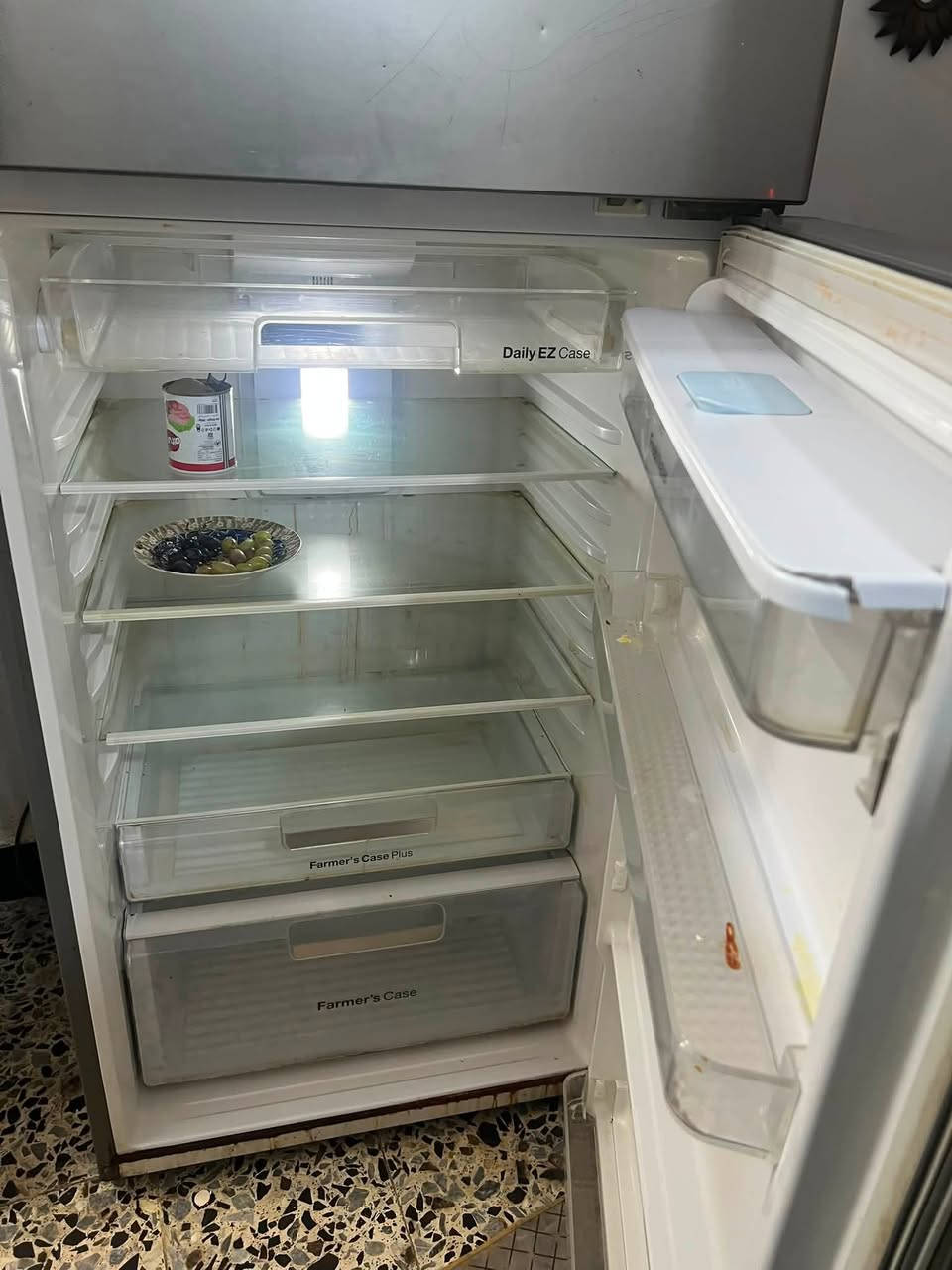 ثلاجه DA=VOO جديده 27 قدم مرتبه ونضيفه نضافتها 90/100 تبريدها خرافي سعرها 200 وبيها مجال الشراي *********** متوفر واتساب
