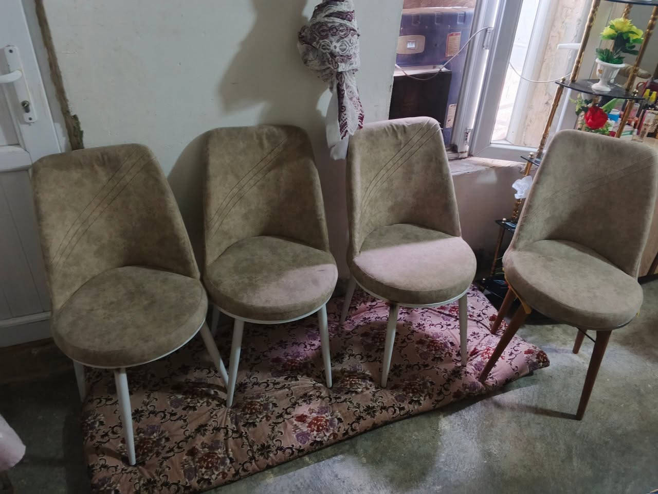 السلام عليكم كراسي عدد 4و تانكي حجم صغير الشراي يجي على الخاص او اواتساب ***********
