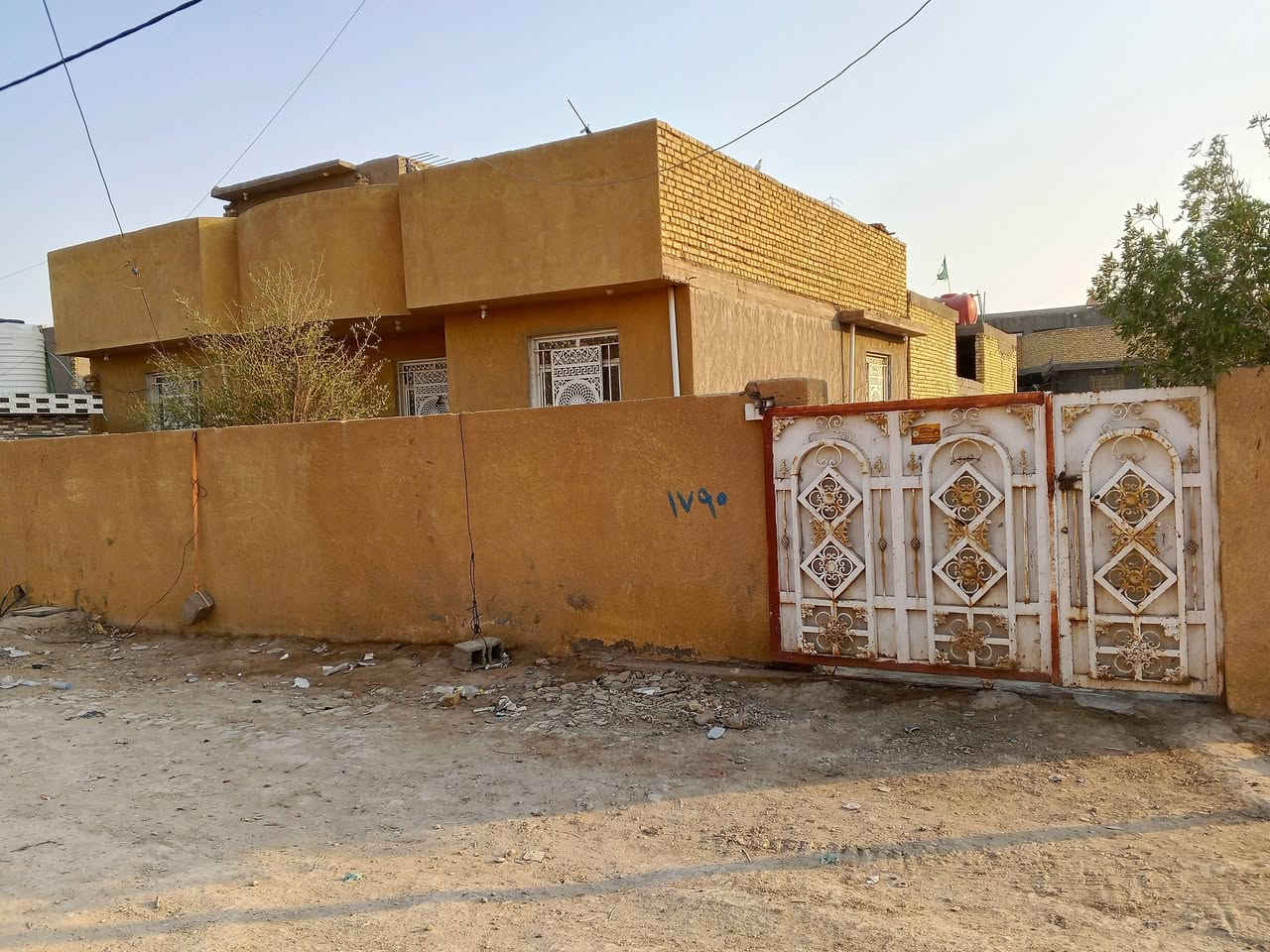 سلام عليكم بيت للبيع كوت نواب ضباط قرب مدرسة القلم بيت مساحة 250 متر بناء حديث طابوك زراعي مسجل ضمن البلدية 
استقبال 
صاله 
مطبخ 
غرف اثنين 
صحيات خارجية 
السعر 35
رقم موبايل ***********
