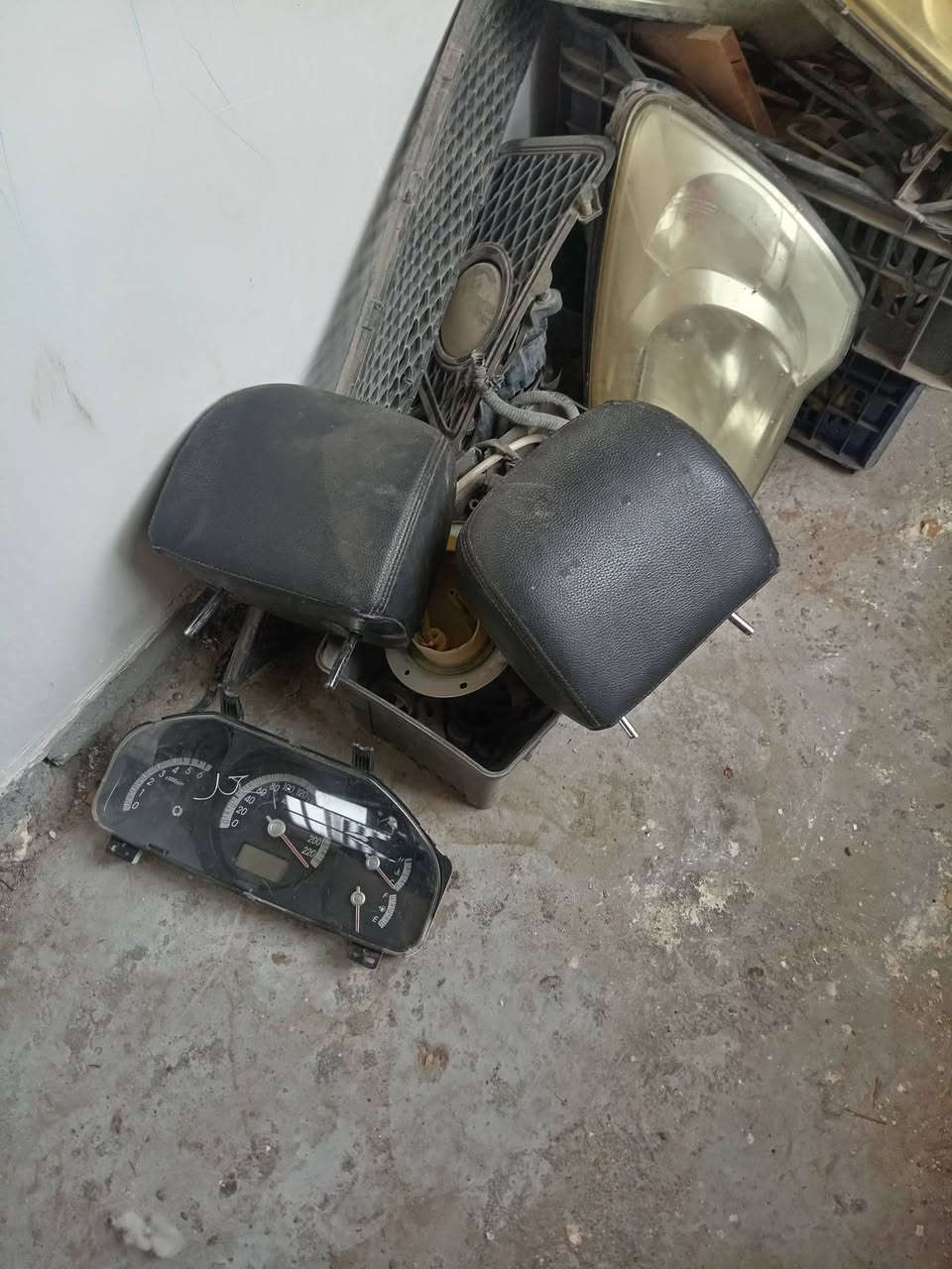 غراض للبيع سبورتج ٢٠٠٩ غراض بلادي أصلي وعندي راديتر اصليه وكاله الشراري يخابر رقم *********** كل الأغراض 200الف شلع والي يريد مفرد كلشي بسعره

