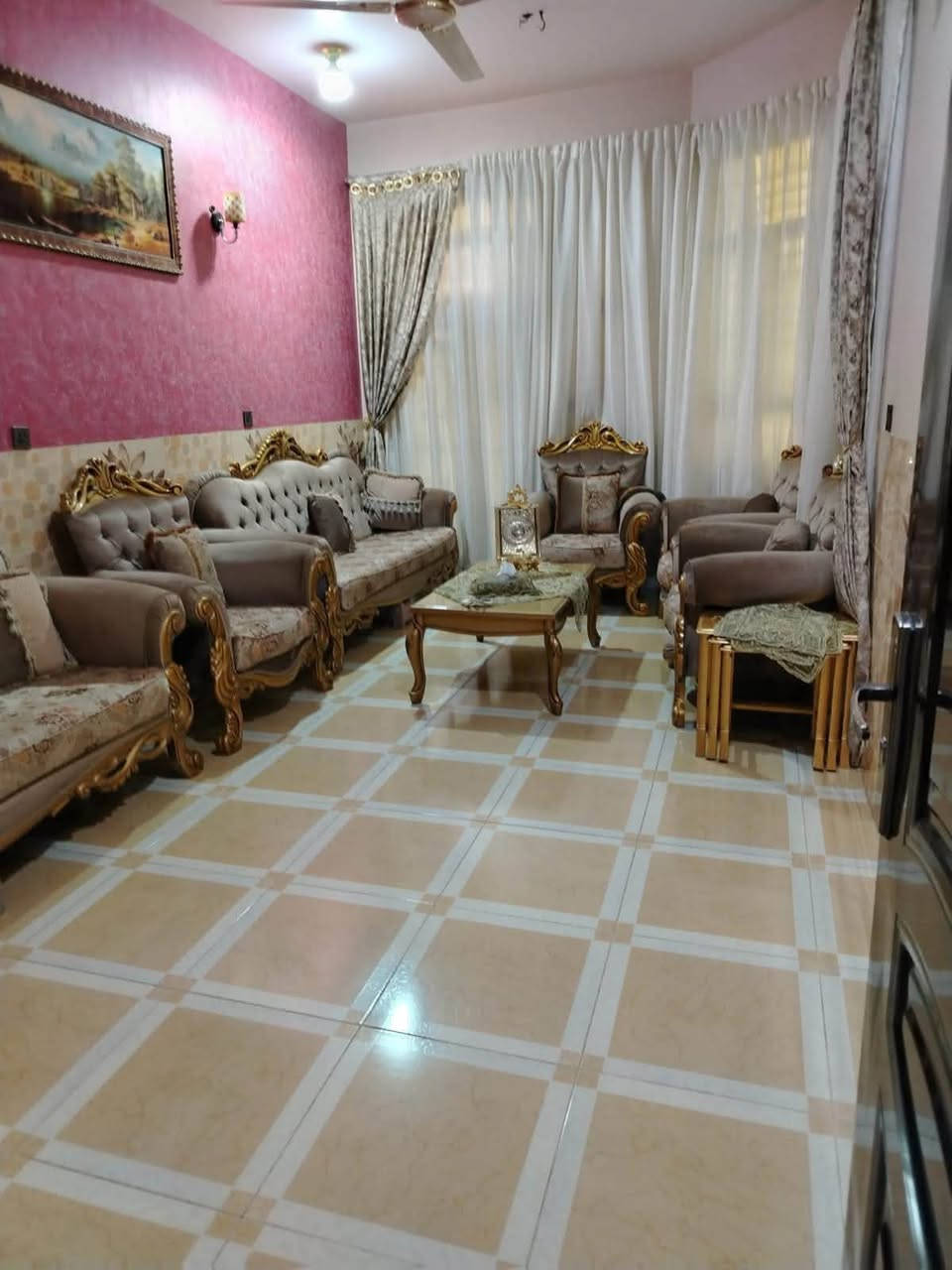� على بركة الله تعالى — دار طابو ملك صرف للبيع في حي التحرير
للبيع دار سكنية مميزة الموقع في حي التحرير، مقابل مستوصف التحرير الثاني وتبعد مباشرة بفرع واحد فقط ، الموقع هادئ وذو مساحات خضراء ومكتمل الخدمات.

📐 المساحة:

* مساحة الدار: 100 م²

* واقع الحال: 115 م² 

* مع وجود منور خلف الدار .

🏡 مواصفات الدار:

* كراج داخلي وخارجي للسيارة.

* صحيات داخلية وخارجية.

* استقبال للضيوف.

* صالة جلوس كبيرة.

* مطبخ حديث.

* الطابق الثاني يتكون من غرفتي نوم.

* الدار مبني بالطابوق الحديث.

* سنة البناء تقريباً 2016–2017.

🛣️ المنطقة مكتملة الخدمات، وتشمل:

* شبكة مياه شرب ٣خطوط.

* شبكة مجاري وصرف صحي.

* شبكة اتصالات وطنية للإنترنت.

* تبليط الشوارع.

* أرصفة مكتملة.

* منطقة سكنية هادئة ومهيأة للسكن.

* واجهة الدار فقط مع الدرج الداخلي غير مكتملة، مما يتيح للمشتري إكمالها حسب ذوقه ورغبته.

📸 الدار كما موضح في الصور المرفقة.

📍 الموقع: التحرير – مقابل مستوصف التحرير الثاني – قريب من الشارع العام .

للاستفسار والتواصل بكل ترحيب:

                                    📞 *********** 

👤 المهندس خالد مخيبر القيسي
