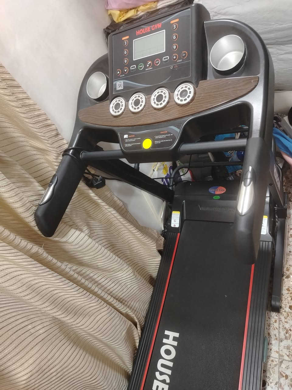 السلام عليكم للبيع جهاز جري
 HOUSE GYM T700
استعماله قليل جدا نضافته 90٪ تجي وتشوف بعينك
المواصفات 
جهاز جري تحمل 150كغم 130كغم حقيقي كامل مواصفات
🟢 جبلي دبل ماطور
🟢 مانع صدمات
🟢 او اكس سماعه
🟢 حزام رجاج للبطن والجوانب والافخاذ
🟢 قرص لف ودمبلص احماء
🟢 ١٤ كيلو بالساعه ركض
🟢 قابل للطي
🟢 شاشه قياس وقت وسعرات ومسافه وسرعه ونبض
السعر 450 الف وبيه مجال بسيط جدا للتواصل واتساب فقط ***********
