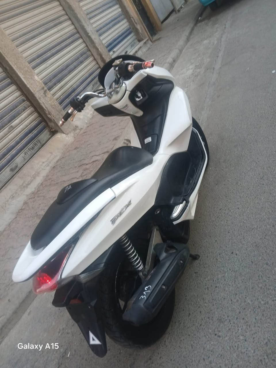 دراجة  (PCX)(جيل الاول )🛵 للبيع ياباني ماشيه 24 الف حقيقي 
دراجة مال رمبه مكينه ناعمه برغي ممفتوح بيهه شلعه معدل كهربائيات كلهه شغاله بشرط علفحص 
دراجة جديده بلاديه 
أي نقص مابيهة
جيب فيتر وتعال افحص السعر مليون و450 
العنوان بغداد الكرخ   الاستفسار الاتصال على الرقم 📞 *********** بغداد, العراق
