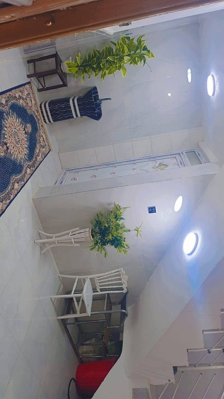 بيت ٢٠٠ متر طابقين ع ساحه ٥ غرف نوم حي نداء منطقه ٥٣الف مطلوبه للبلديه ٢٠ مليون سدد سنه مليون تطلوعه ١٤٠ بيه مجال اتصل ***********
