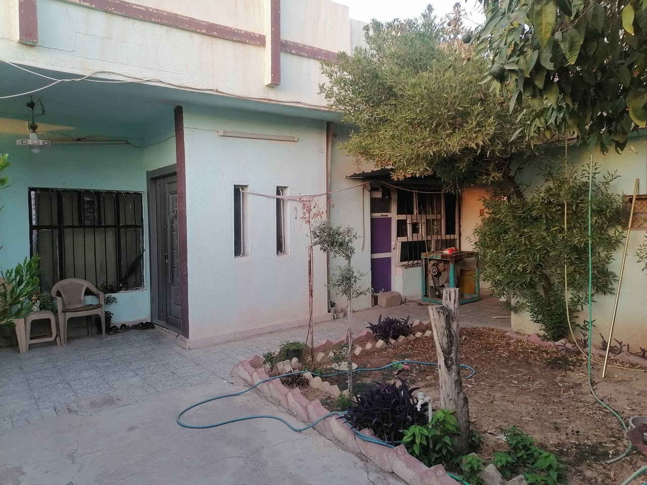 📍 الموقع: حي النداء، قرب جامع السلام
📐 المساحة: 200 ركن – موقع ركن
📜 الطابو: صرف

🏡 تفاصيل العقار: • طابقين شبه منفصل
• درج خارجي، ويمكن إرجاعه بيت كامل بسهولة
• الطابق الأرضي: كراج + حديقة + مخزن كبير + غرفة نوم + مطبخ حار وبارد + هول + استقبال كبير + صحيات داخلية وخارجية
• الطابق الثاني: غرفتين + هول + صحيات
• البيت كامل كاشي ومناسب للسكن

⭐ موقع ممتاز وهادئ وقريب من الخدمات

💰 السعر: 140 وقابل لتفاوض عن الاتصال للجادين فقط

📞 للاستفسار والمعاينة: واتساب ***********
