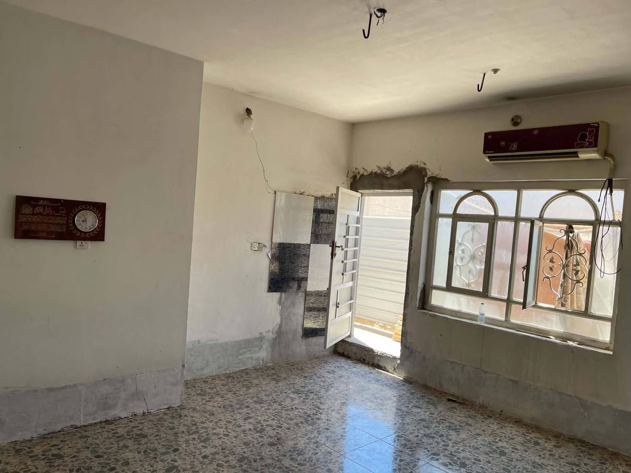 شقه  الايجار 🏠 طابق ثاني معزوله  ✅

يحتوي على غرفتين  نوم و وكنيدور  ومطبخ وصحيات ✅

الموقع  🌏مقابيل مستشفى الاسكان ✅

قيمه الايجار  250✅

الاستفسار الإتصال بالرقرم ‎***********متوفر واتساب✅
