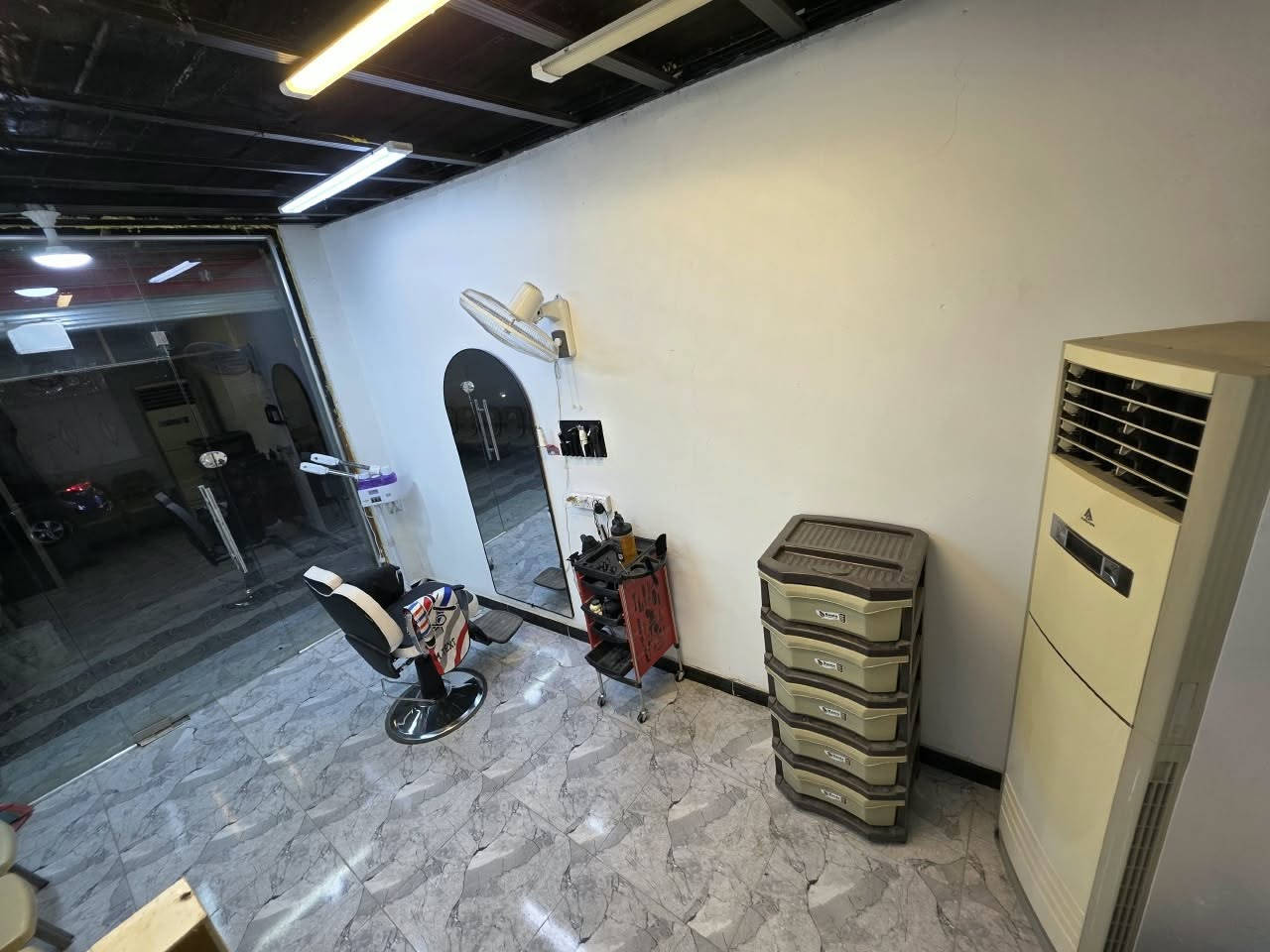 محل حلاقه للبيع
جاهز من كلشي
 مكاين JRL اصلي وكاله (بس المكاين سعرهن ٣٥٠)
سبلت عمودي ٣ طن 
مناقصه اي شي وجديد 
مكانه نهاية الثوره باتجاه المنصوريه (بصف مخبز سومر)
سبب البيع عدم التفرغ  
***********
