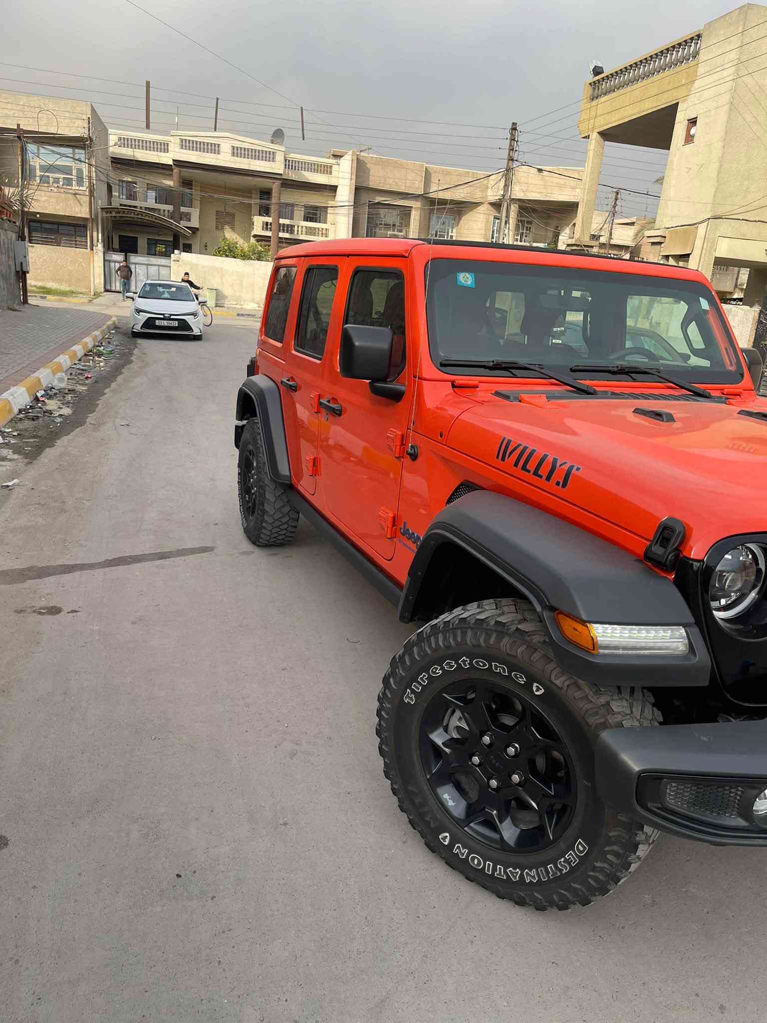 السلام عليكم 

جيب رانكلر 4Xe 2023 هايبرد ويليس وارد امريكي 

 السياره  Jeep Wrangler 4Xe 2023 2.0L 4 plug-in

حجم المكينه : 2000 تيربو + هايبرد + بلكن شحن خارجي

القدرة الحصانية 375  

الشحن يمشيك 30 ميل

المسافه المقطوعه : 32

                      
#اللون برتقالي مميز وداخل احمر بلادي 

1.قماره بانورما تنفتح كهرباء ع طول السياره
2.بصمه 
3.لوكير
4.كشافات 
6.شحن خارجي
7.بكلايت لد 
8. شاشه
9.سستم صوت دمام خلفي + امامي 
10.لايتات زنون هايلوجين
11.كشنات جلد داخل احمر بلادي 
12.سقص اسود بلادي 
13. تحكم استرين
14. ويل حجم 17
15. حساس خلفي
16.رادار جانبي 
17.تاير جبلي بلادي 

حادثها باب وجاملغ خلفي صبغ بدون ايرباك رقم بغداد السعر مكاني بغداد الدوره ***********

